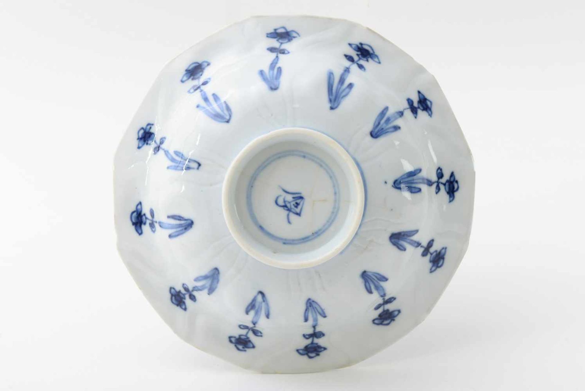 A lot of blue and white porcelain objects, including 1) a pair of cups, decorated with sitting - Bild 6 aus 6