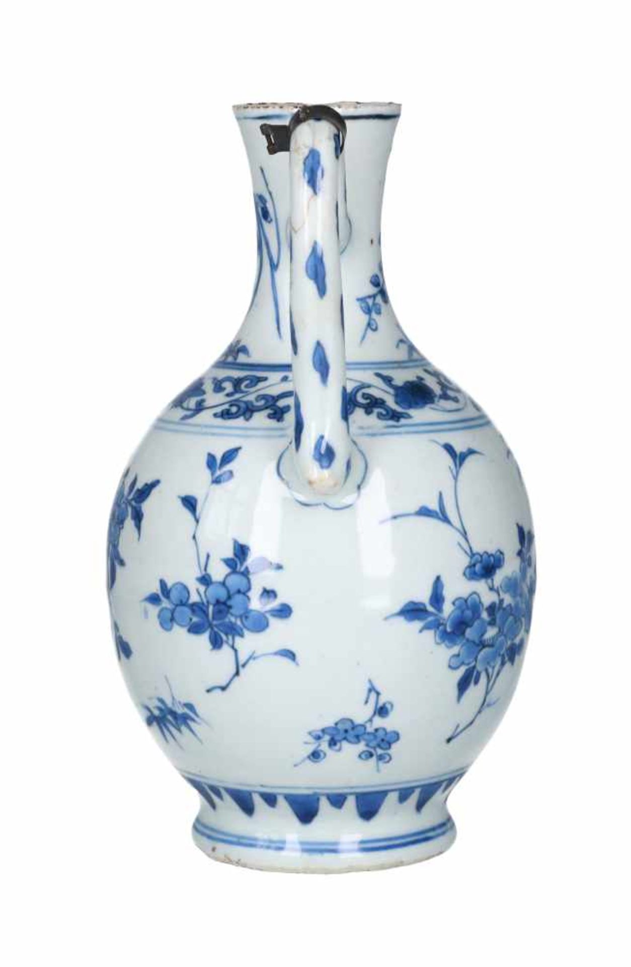 A blue and white porcelain jug with silver mounting, decorated with flowers. Unmarked. China, - Bild 2 aus 6