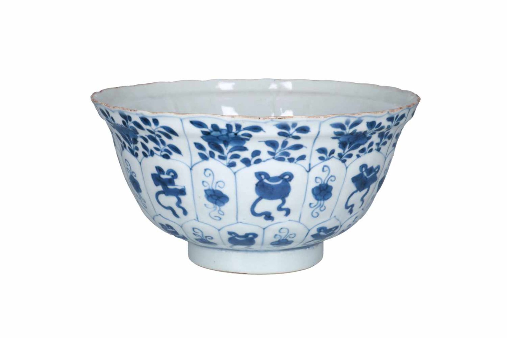 A blue and white porcelain bowl, decorated with flowers and antiquities. The center with three - Bild 2 aus 6