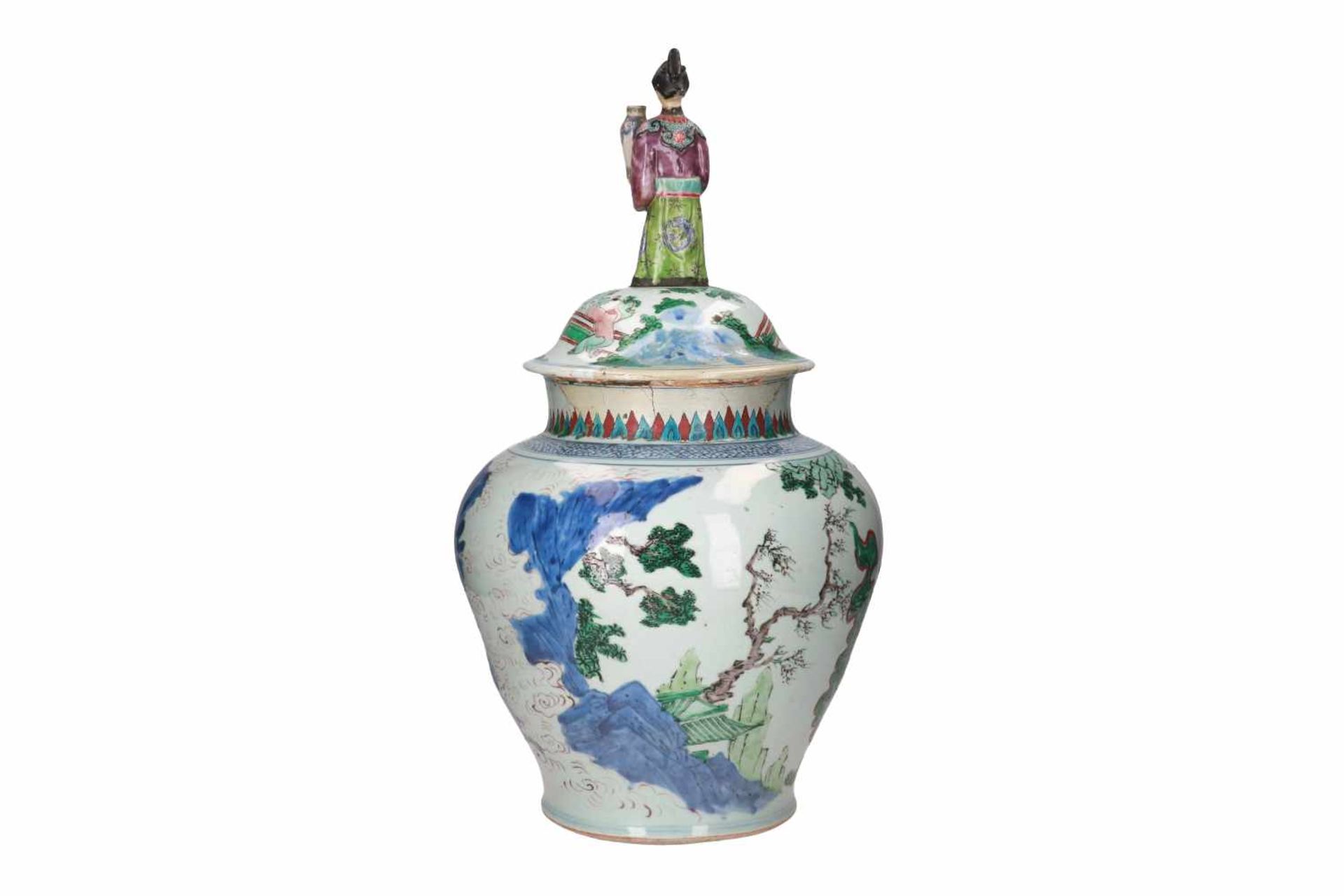 A Wucai porcelain lidded jar, decorated with a court scene. The cover with little boys and grip in - Bild 3 aus 15