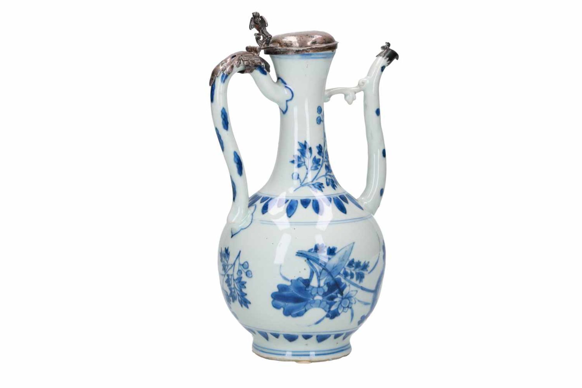 A blue and white porcelain jug with silver mounting, decorated with flowers and leaves. Unmarked. - Bild 3 aus 5