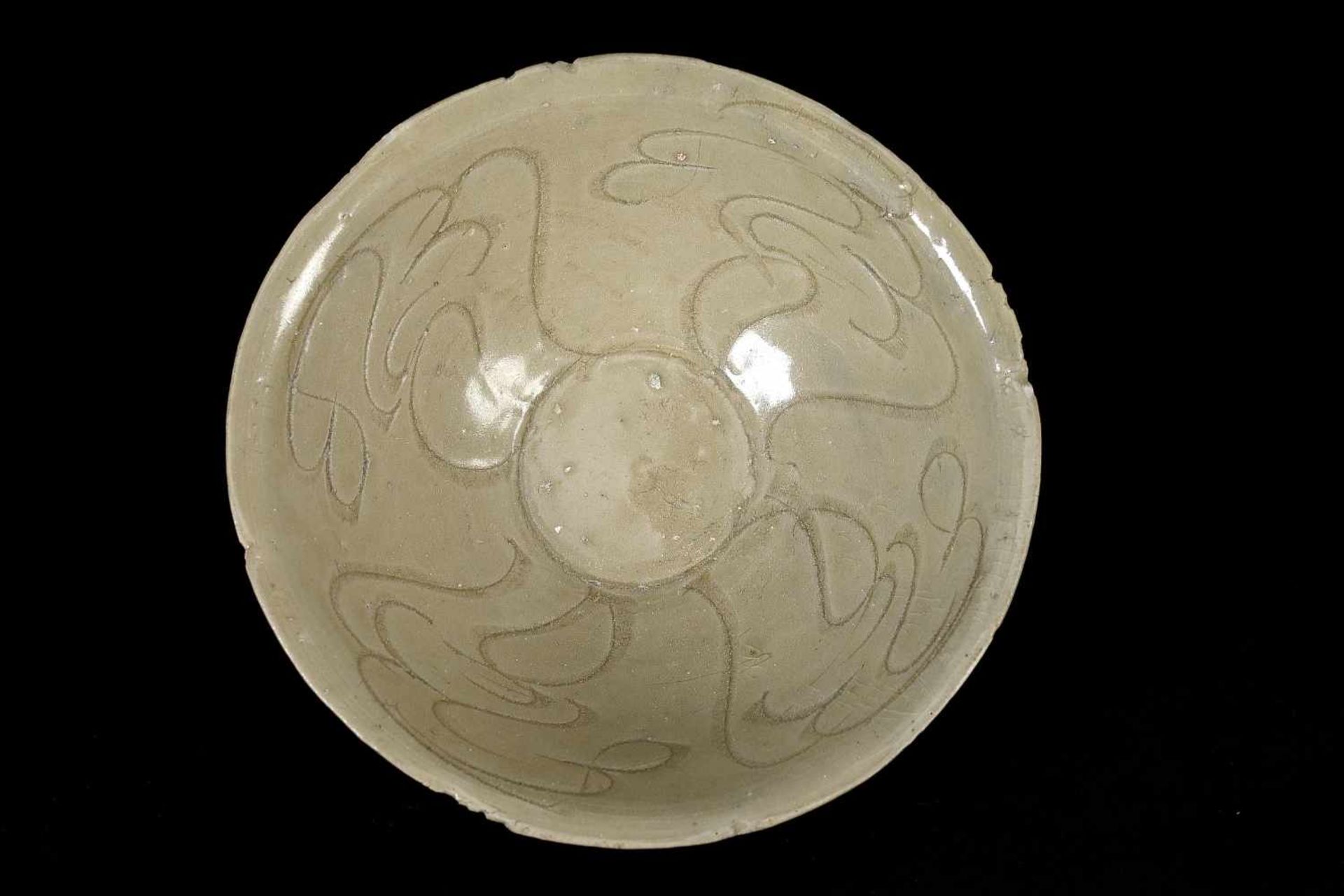 Lot of three celadon glazed bowls with abstract decor of clouds or flowers. Unmarked. China, Song. - Bild 5 aus 8