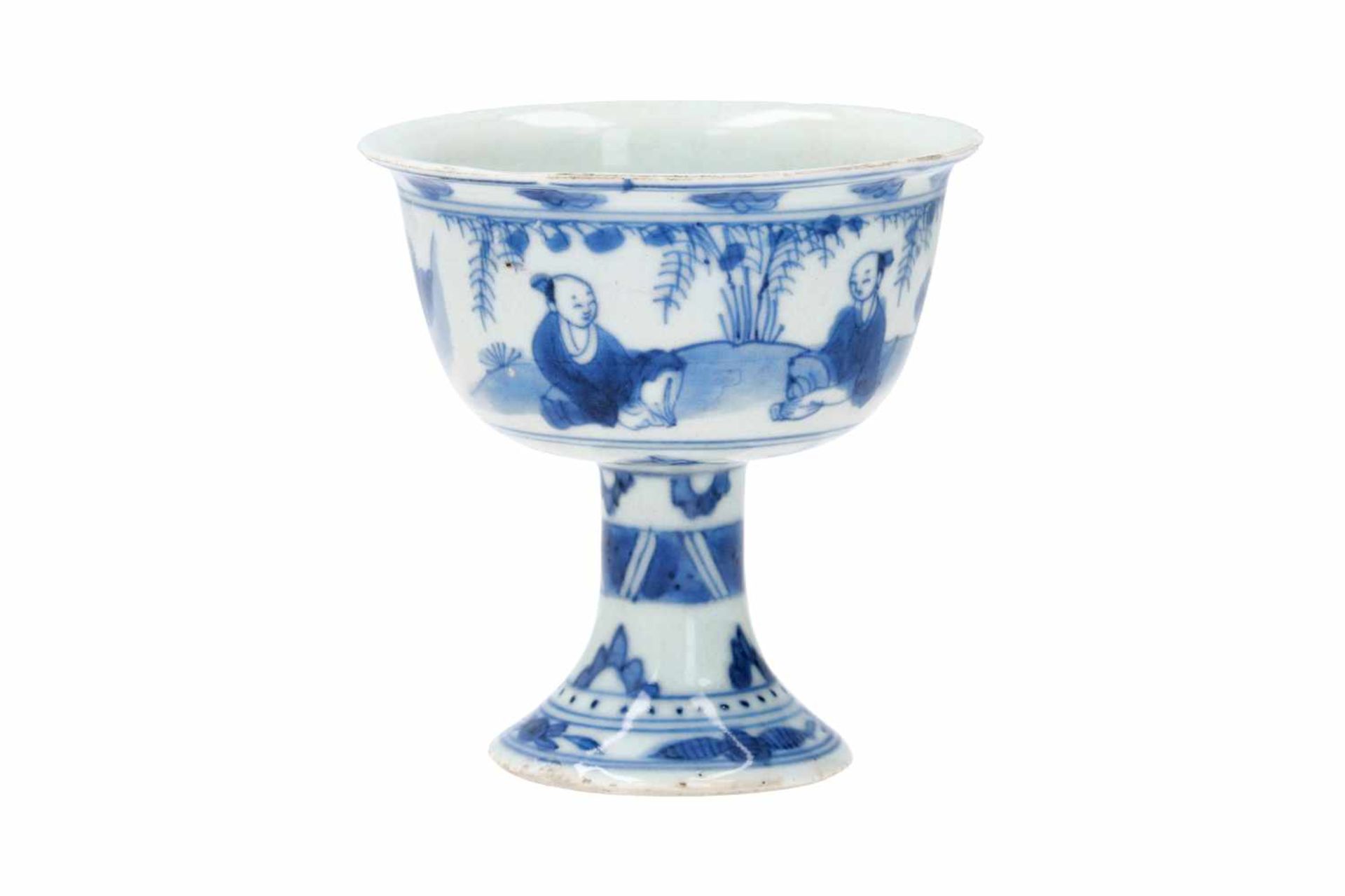 A blue and white porcelain stem cup, decorated with figures in landscape. Unmarked. China, - Bild 2 aus 6