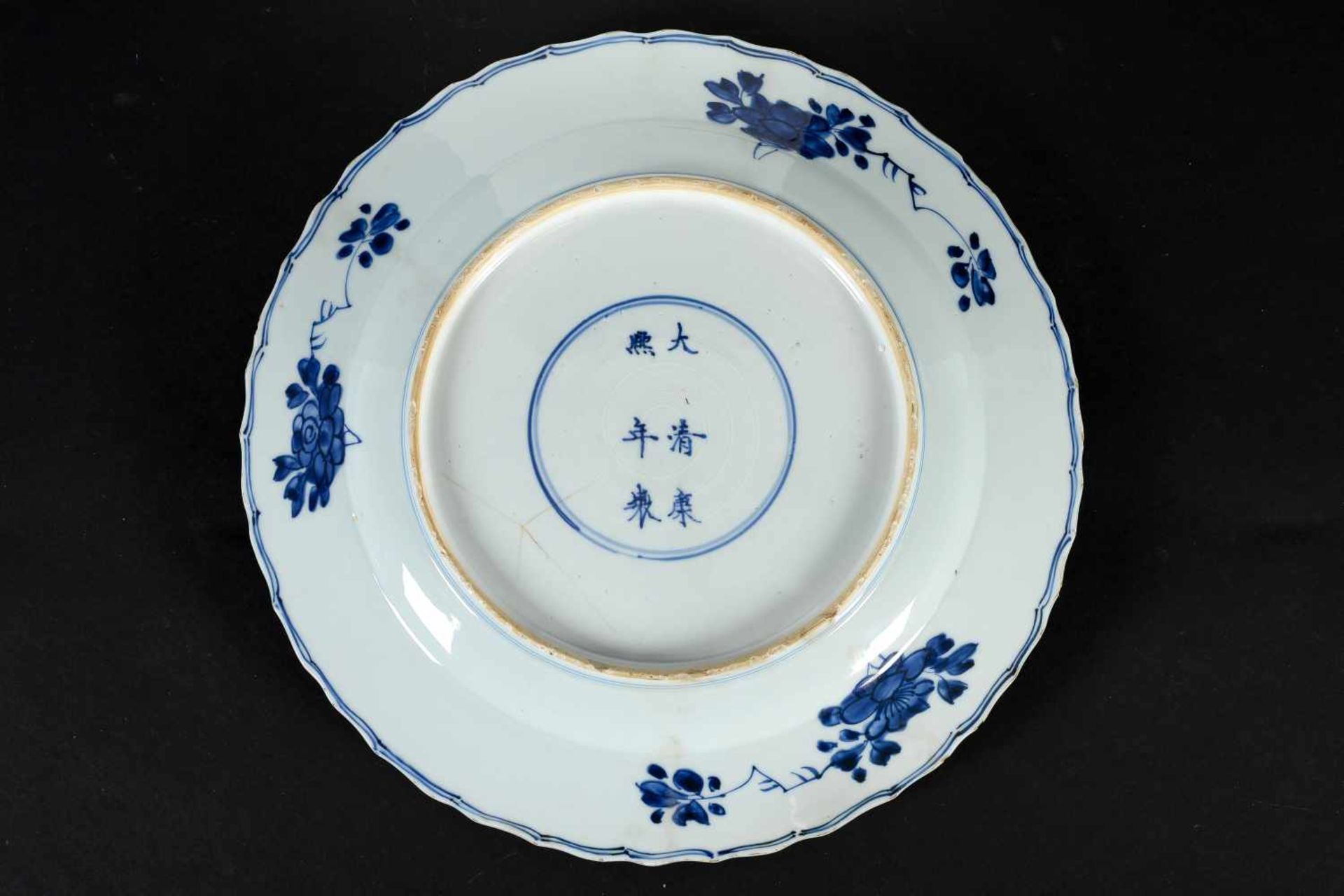 A blue and white porcelain charger with scalloped rim, decorated with flowers. Marked with 6- - Bild 10 aus 11