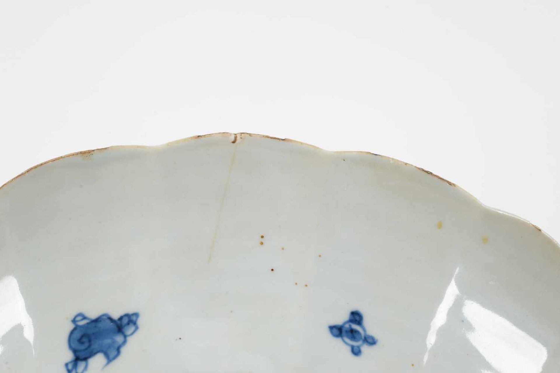 Lot of blue and white porcelain dishes, 1) with scalloped rim, decorated with flowers. Marked with - Bild 14 aus 18