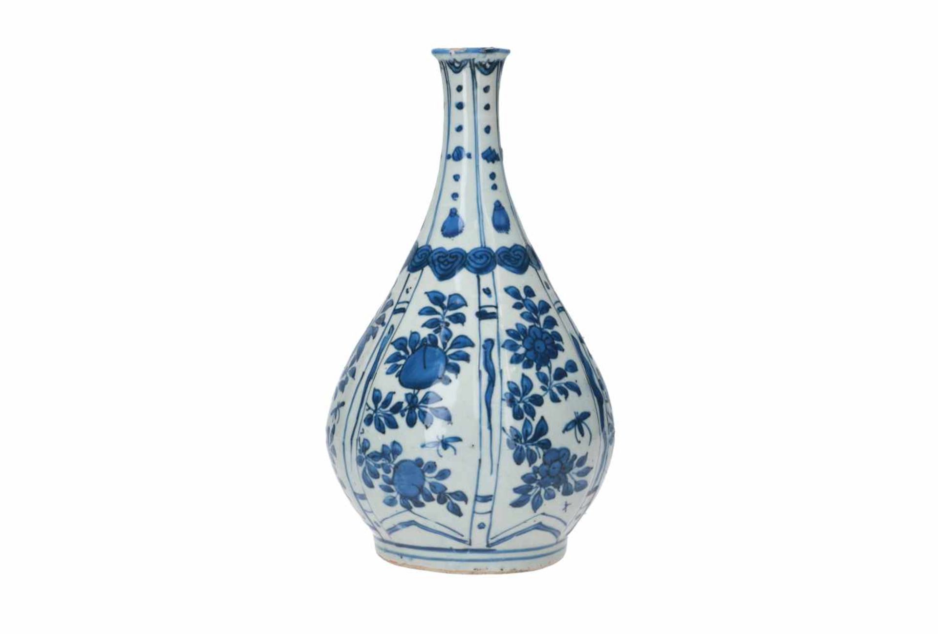 A lobed blue and white porcelain vase, decorated with flowers and fruits. Unmarked. China, Wanli. - Bild 3 aus 7