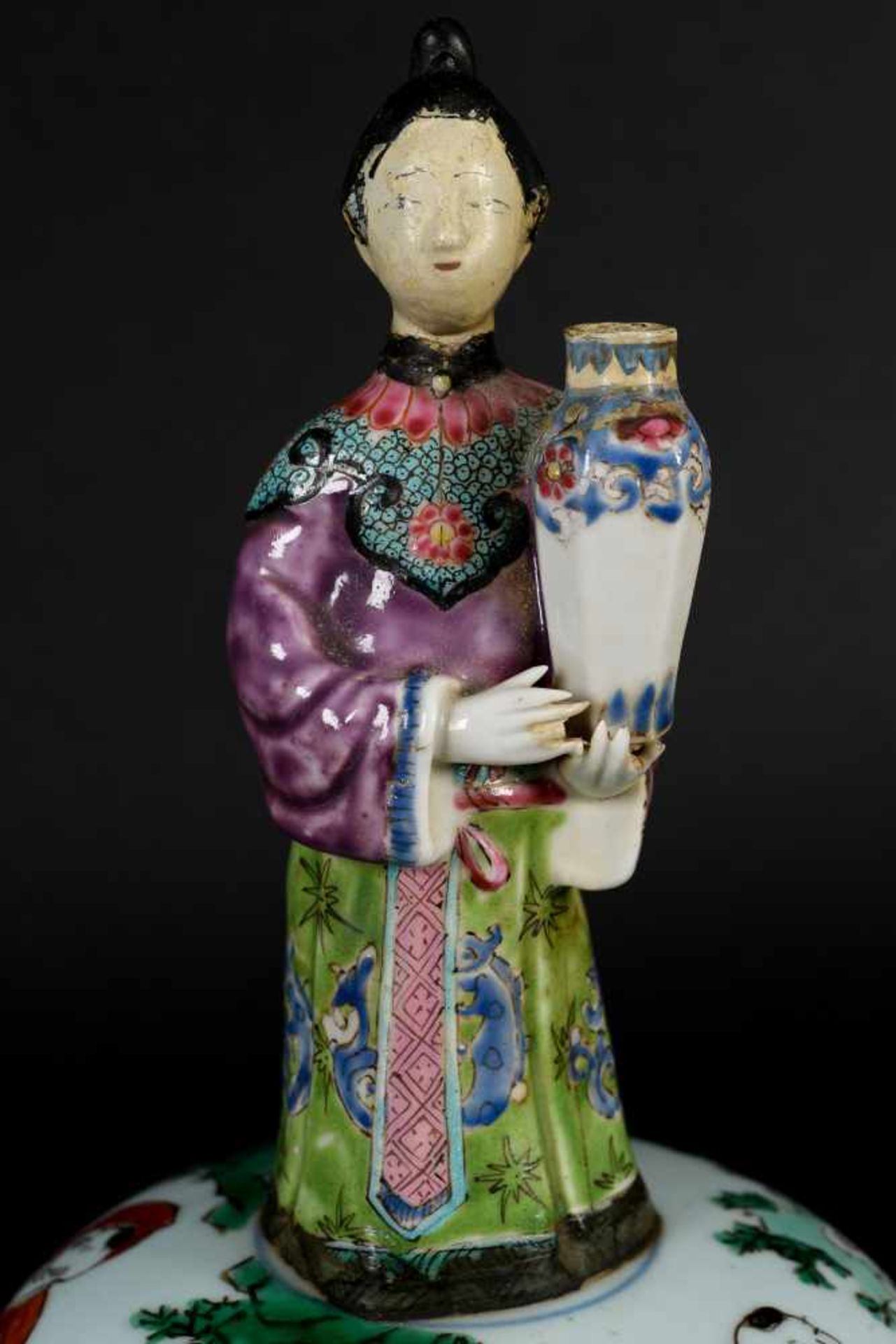 A Wucai porcelain lidded jar, decorated with a court scene. The cover with little boys and grip in - Bild 9 aus 15