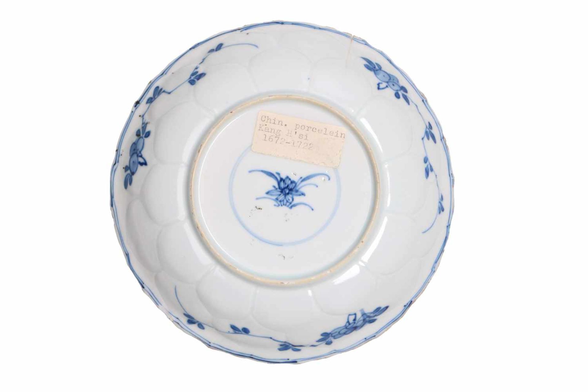 Lot of four diverse blue and white porcelain deep saucers, decorated with flowers and butterflies. - Bild 4 aus 7
