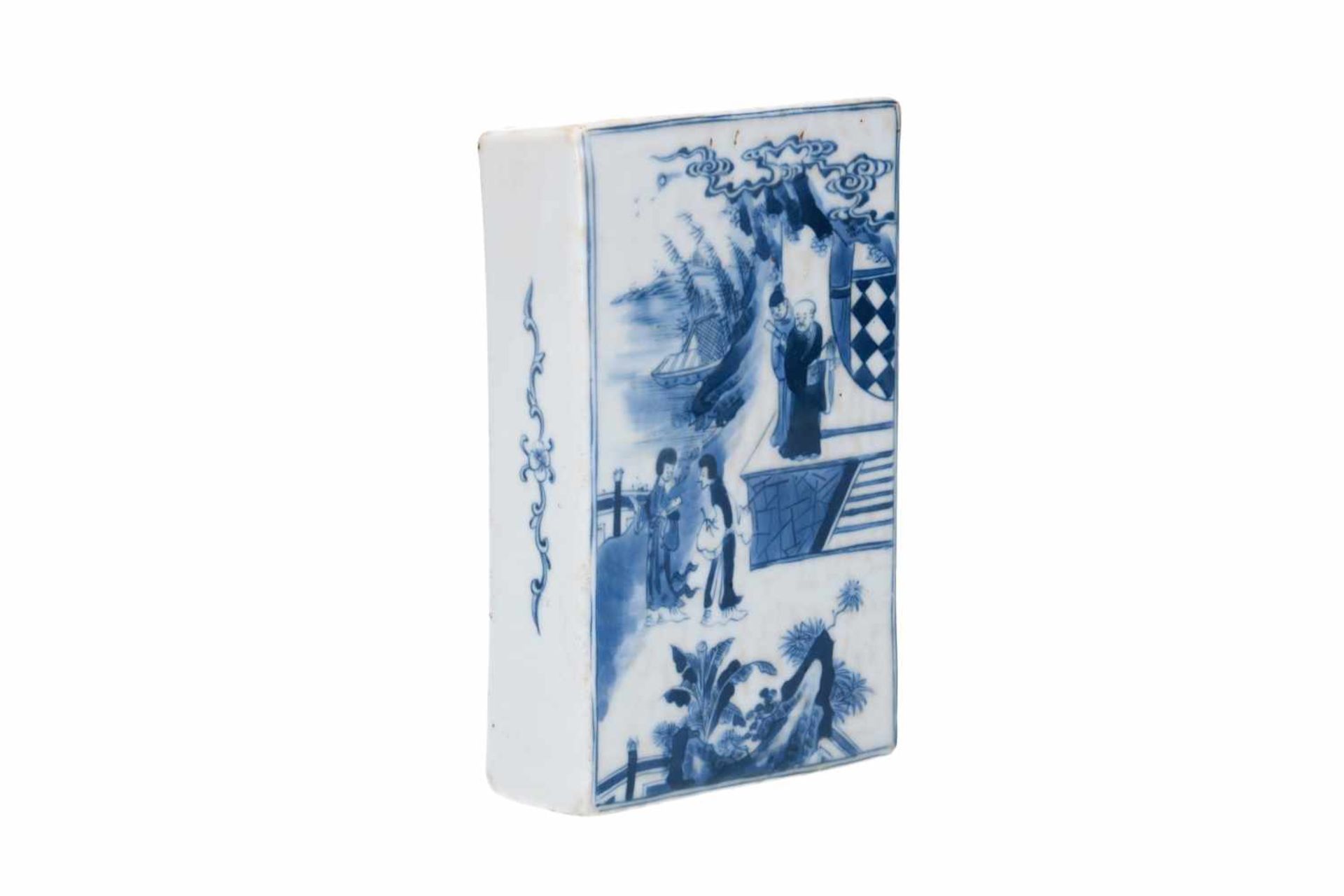 A blue and white porcelain book weight, decorated with a scene of the novel 'Romance of the - Bild 2 aus 6