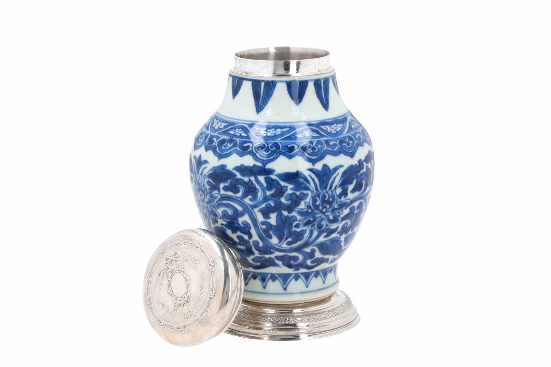 A blue and white porcelain jar with silver ring (ca. 1900) and cover, decorated with flowers and - Bild 2 aus 6