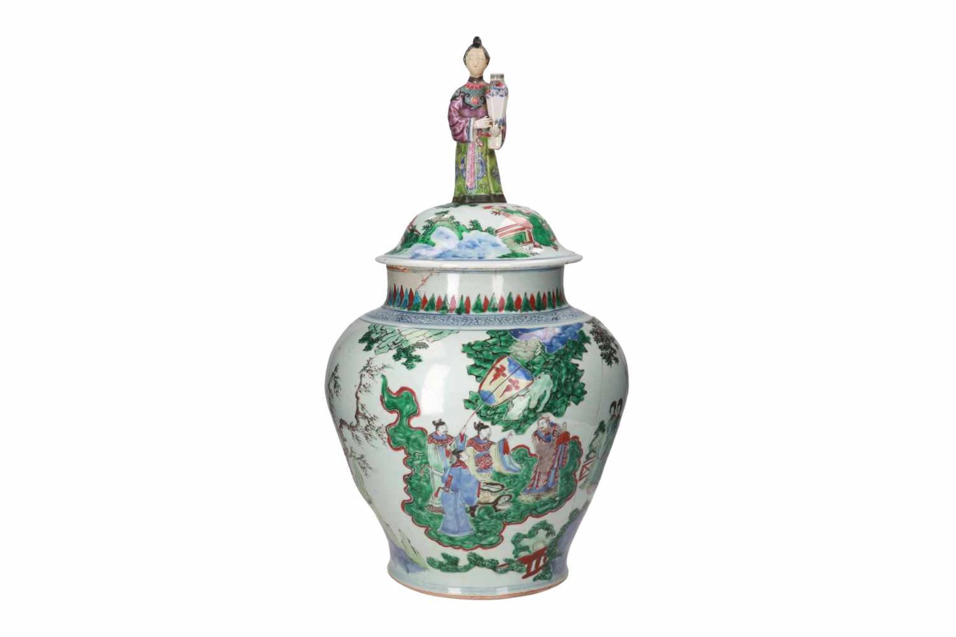 A Wucai porcelain lidded jar, decorated with a court scene. The cover with little boys and grip in - Bild 4 aus 15