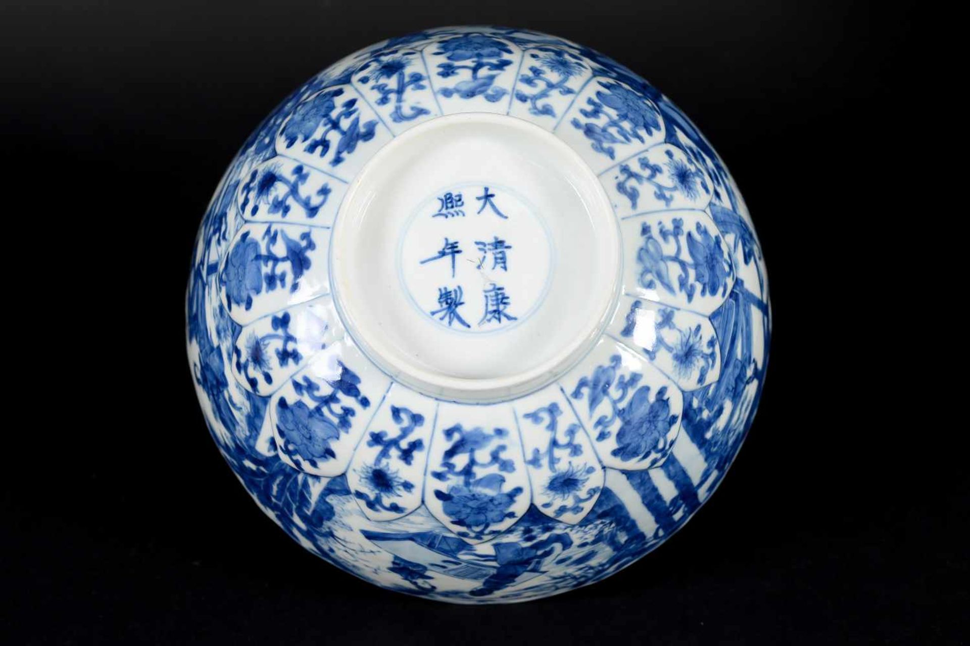 A blue and white porcelain bowl with scalloped rim, decorated with ladies in a garden and flowers. - Bild 11 aus 12