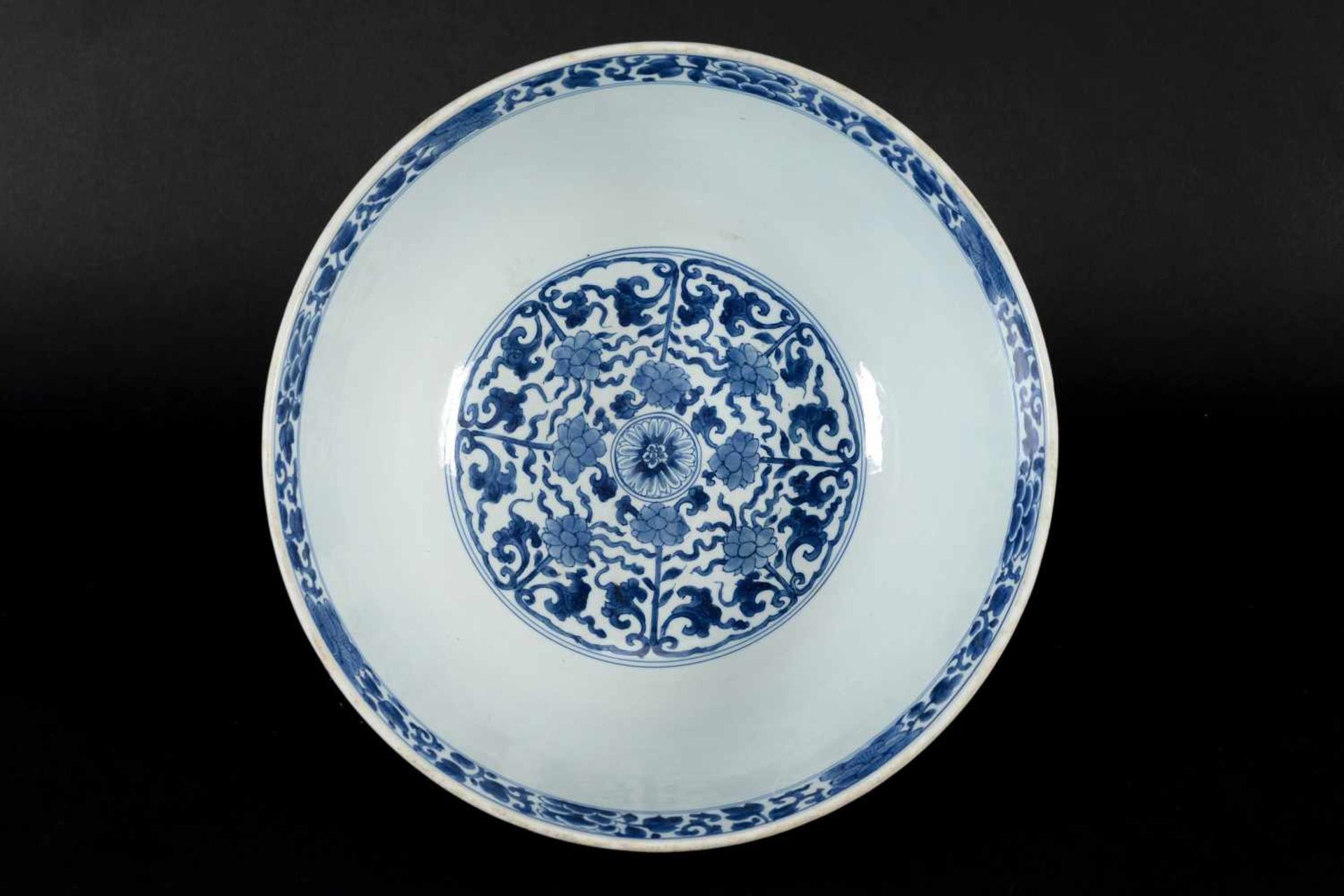 A blue and white porcelain bowl, decorated with flowers. Marked with symbol. China, Kangxi. - Image 7 of 8