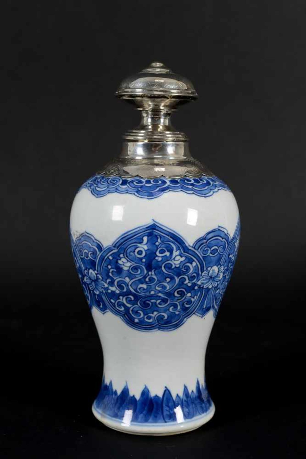A blue and white porcelain tea caddy with silver mounting, decorated with flowers. Unmarked. - Bild 4 aus 5