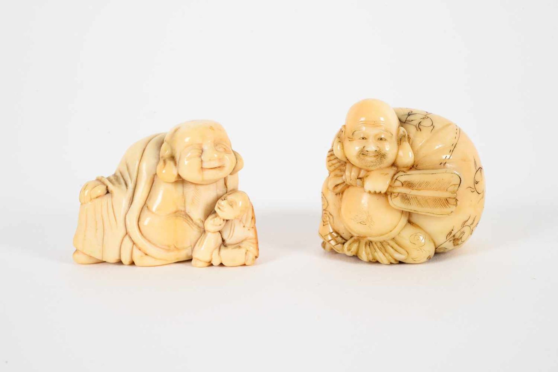 Lot of six netsuke, 1) ivory, standing Hotei carrying karako and bag. H. 5 cm. 2) ivory, sitting - Bild 7 aus 9