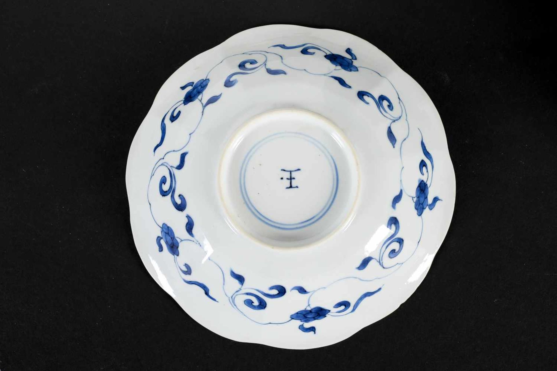 A pair of lobed blue and white porcelain deep dishes with scalloped rim, decorated with long - Bild 8 aus 8