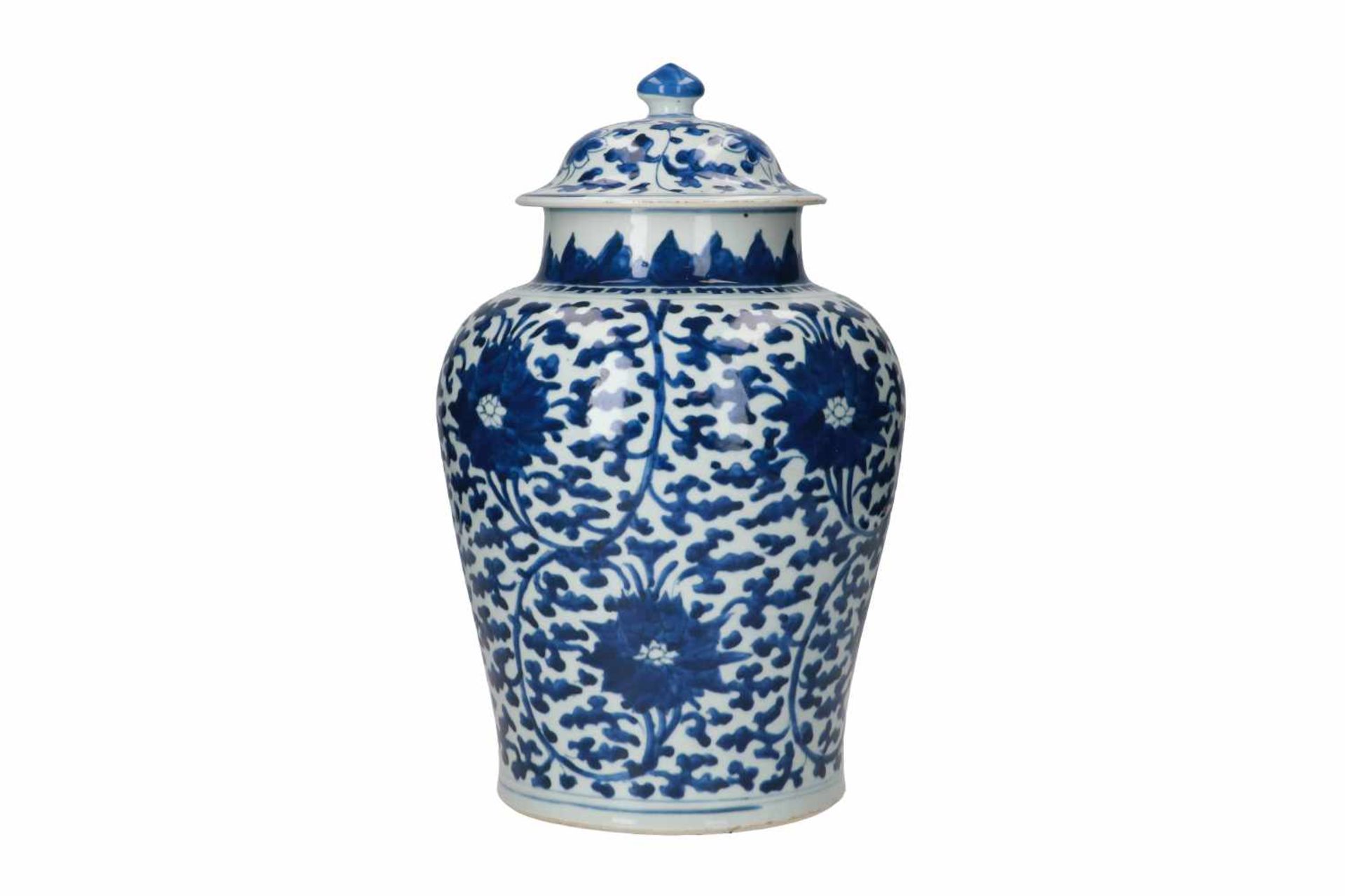 A blue and white porcelain lidded jar, decorated with lotus flowers. Unmarked. China, Kangxi.