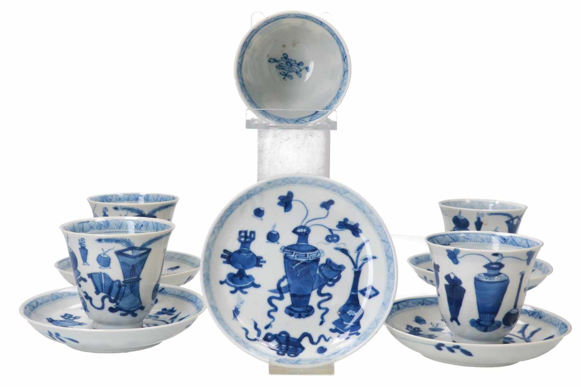 A set of six blue and white porcelain cups with saucers, decorated with antiquities and flowers. - Bild 2 aus 13