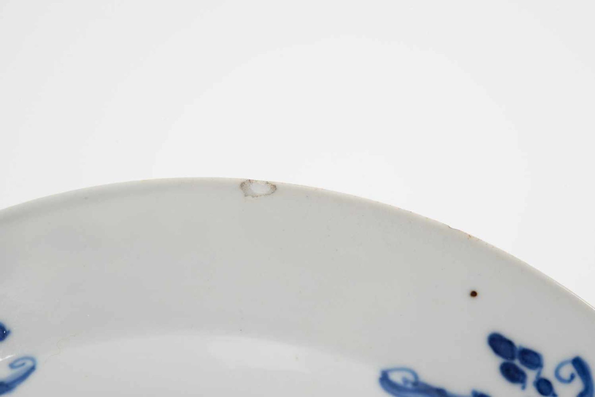 Two blue and white porcelain dishes, decorated with figures in a garden. Marked with 4-character - Bild 10 aus 11