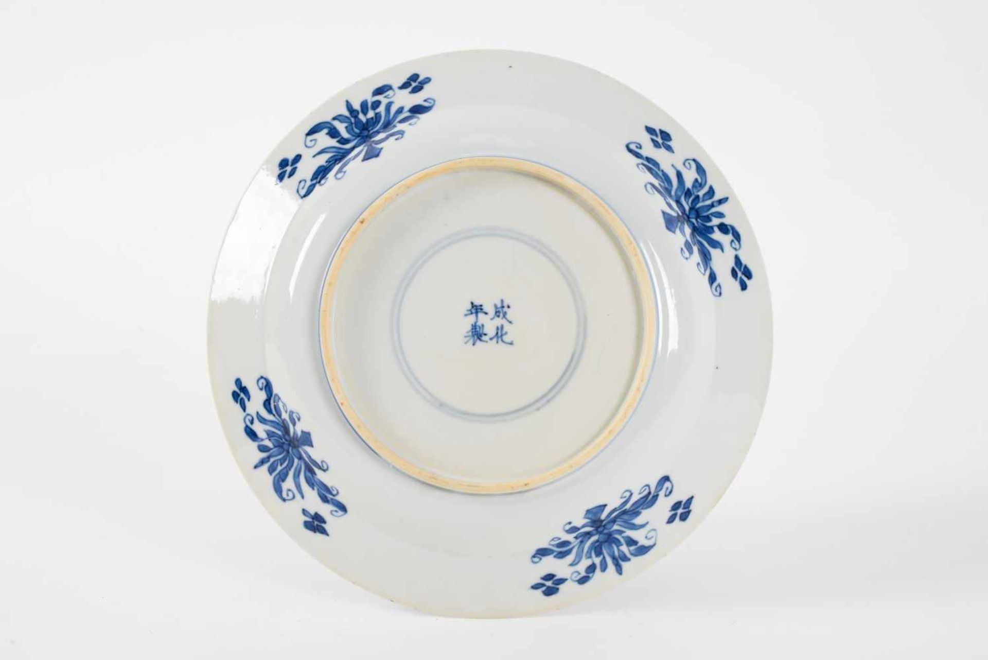 Two blue and white porcelain dishes, decorated with figures in a garden. Marked with 4-character - Bild 6 aus 11