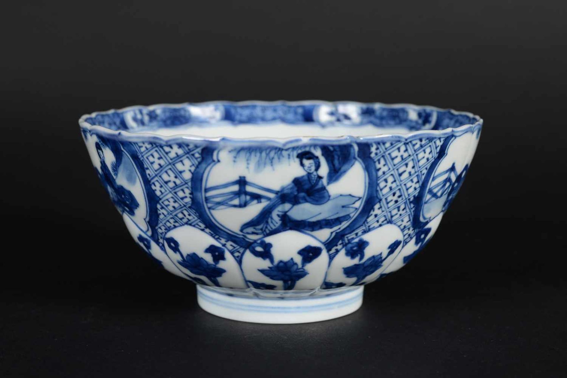 A lobed blue and white porcelain bowl, decorated with with long Elizas, flowers and little boys. - Bild 5 aus 9