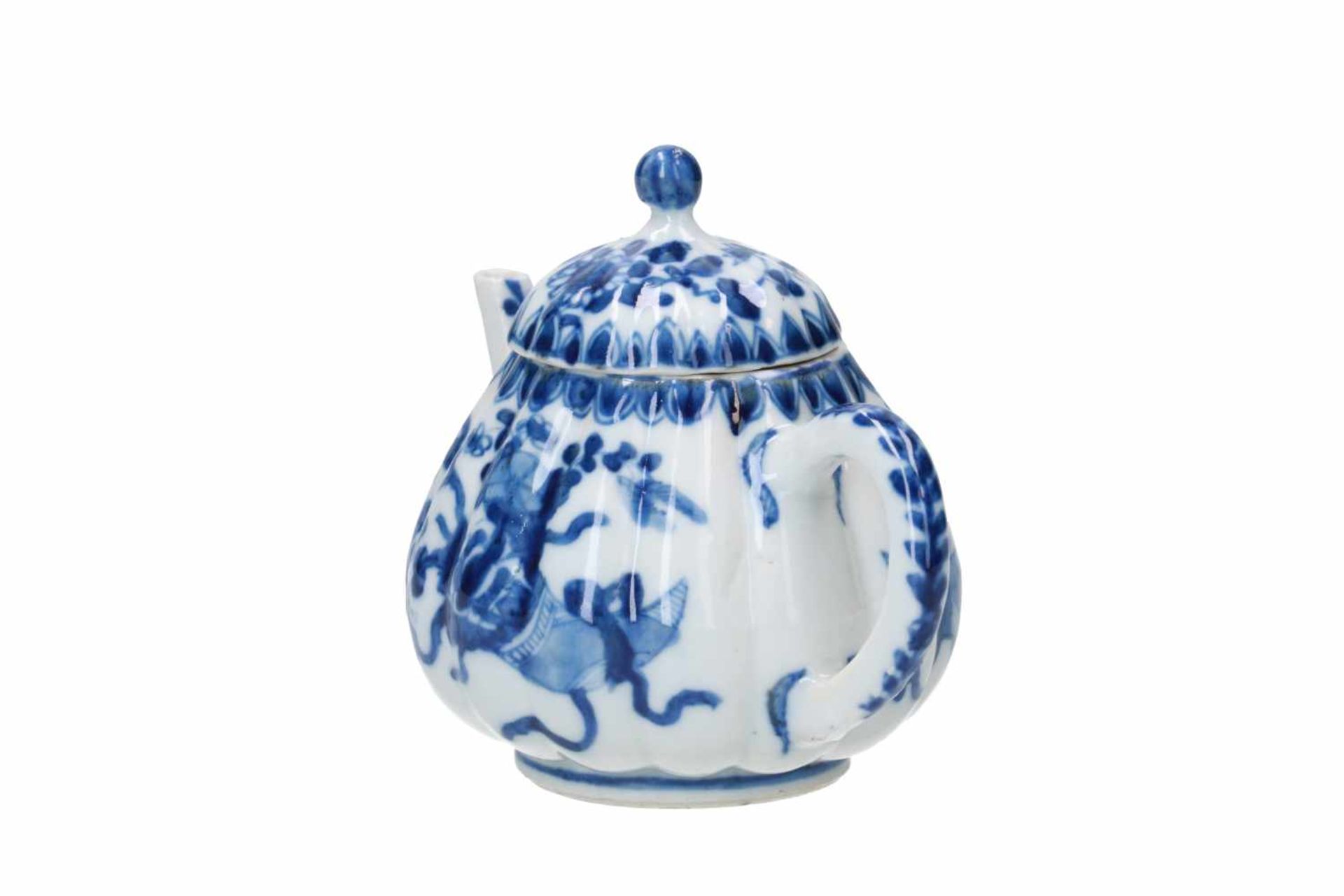 A blue and white porcelain teapot with lobed belly and cover, decorated with flowers. Unmarked. - Bild 3 aus 6