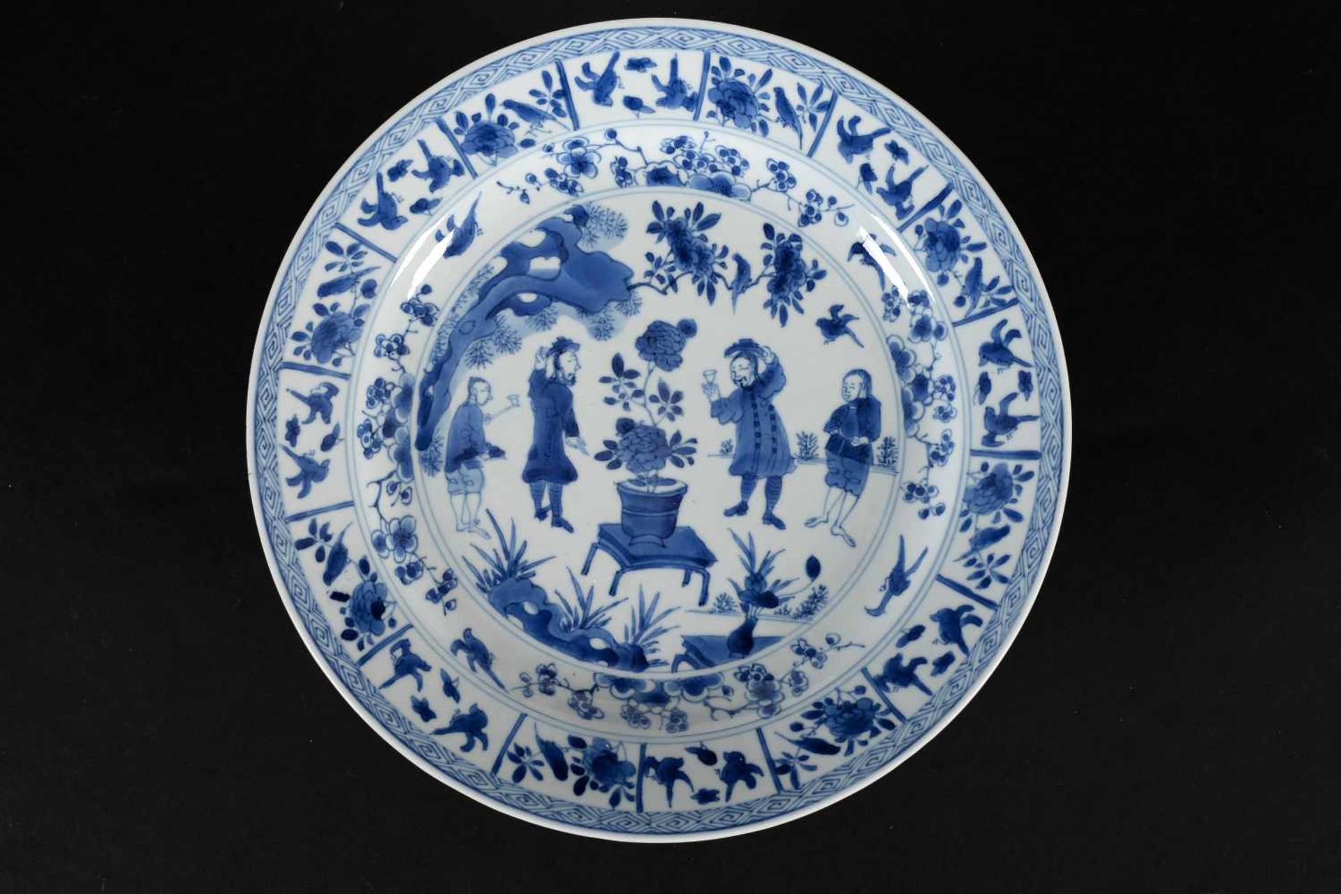 A pair of blue and white Chine de Commande porcelain dishes, decorated with flowers, birds and - Bild 4 aus 5