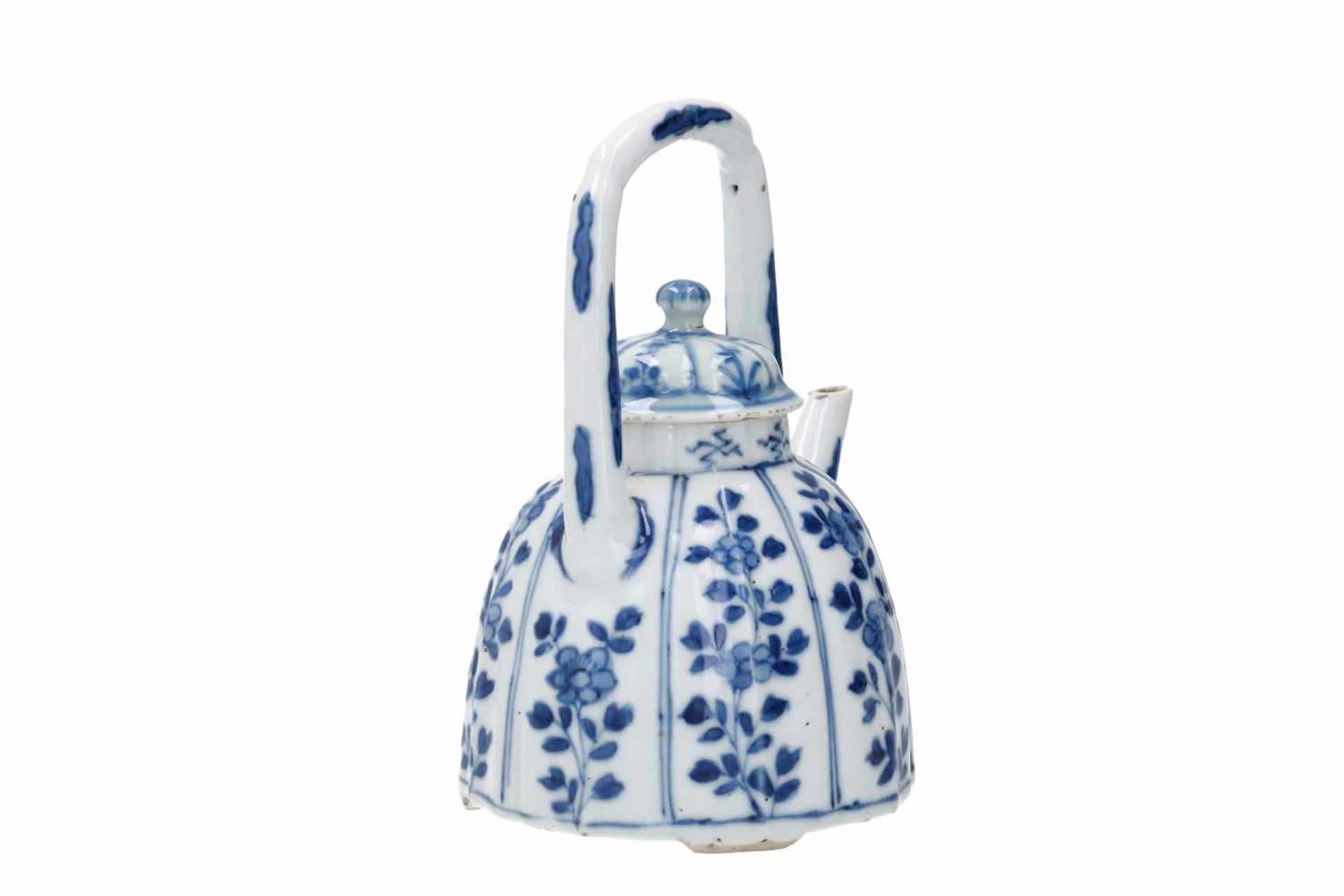 A ribbed blue and white porcelain teapot, decorated with flowers. Unmarked. China, Kangxi. - Bild 2 aus 5