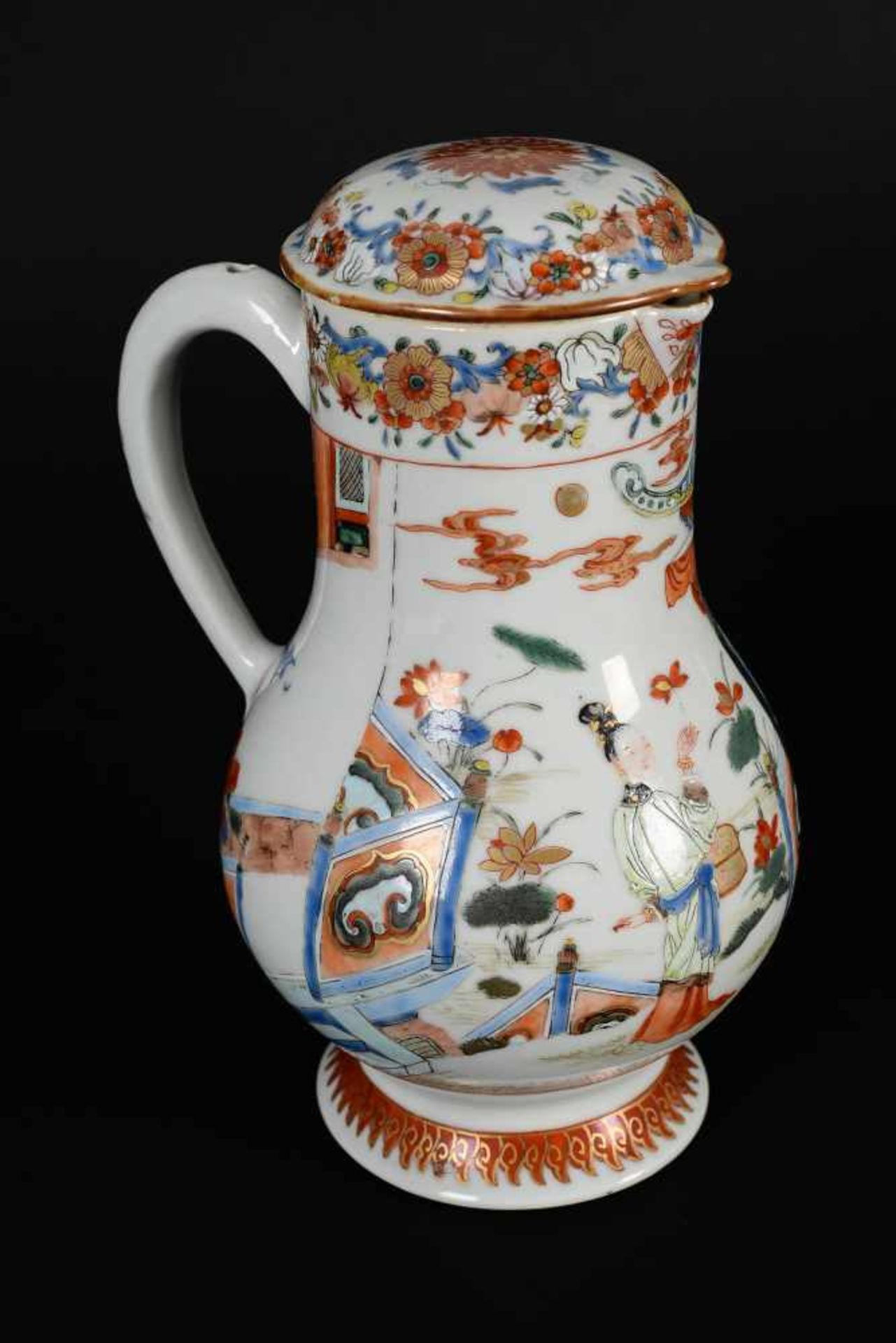 A polychrome porcelain jug, decorated with flowers and scenes with figures. Unmarked. China, Kangxi. - Bild 5 aus 8