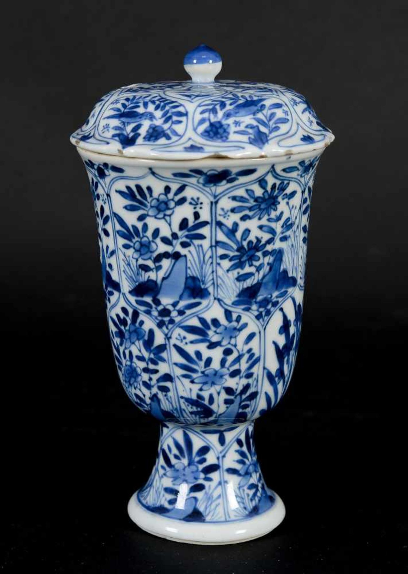 A blue and white porcelain lidded cup on elevated ring, decorated with birds and flowers. - Bild 5 aus 8