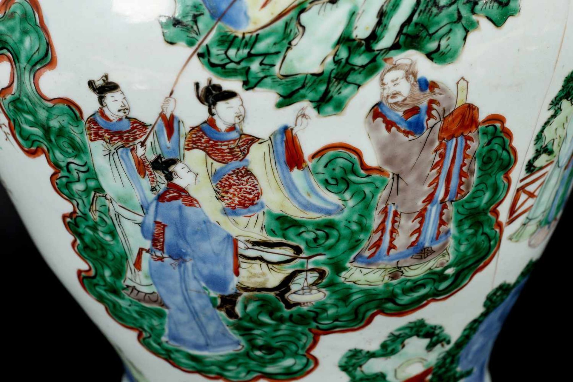A Wucai porcelain lidded jar, decorated with a court scene. The cover with little boys and grip in - Bild 13 aus 15
