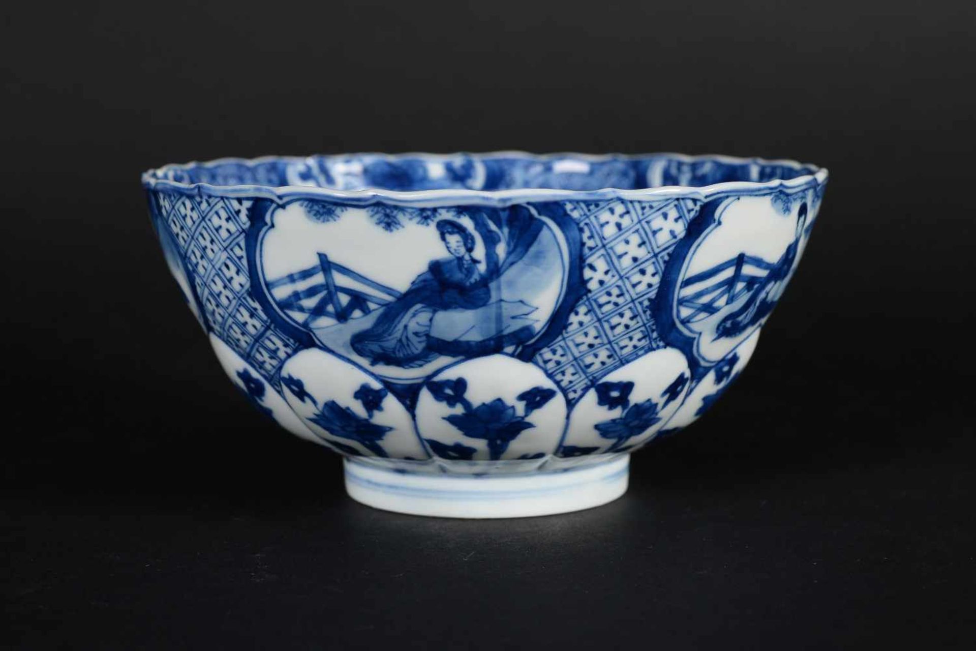 A lobed blue and white porcelain bowl, decorated with with long Elizas, flowers and little boys. - Bild 3 aus 9
