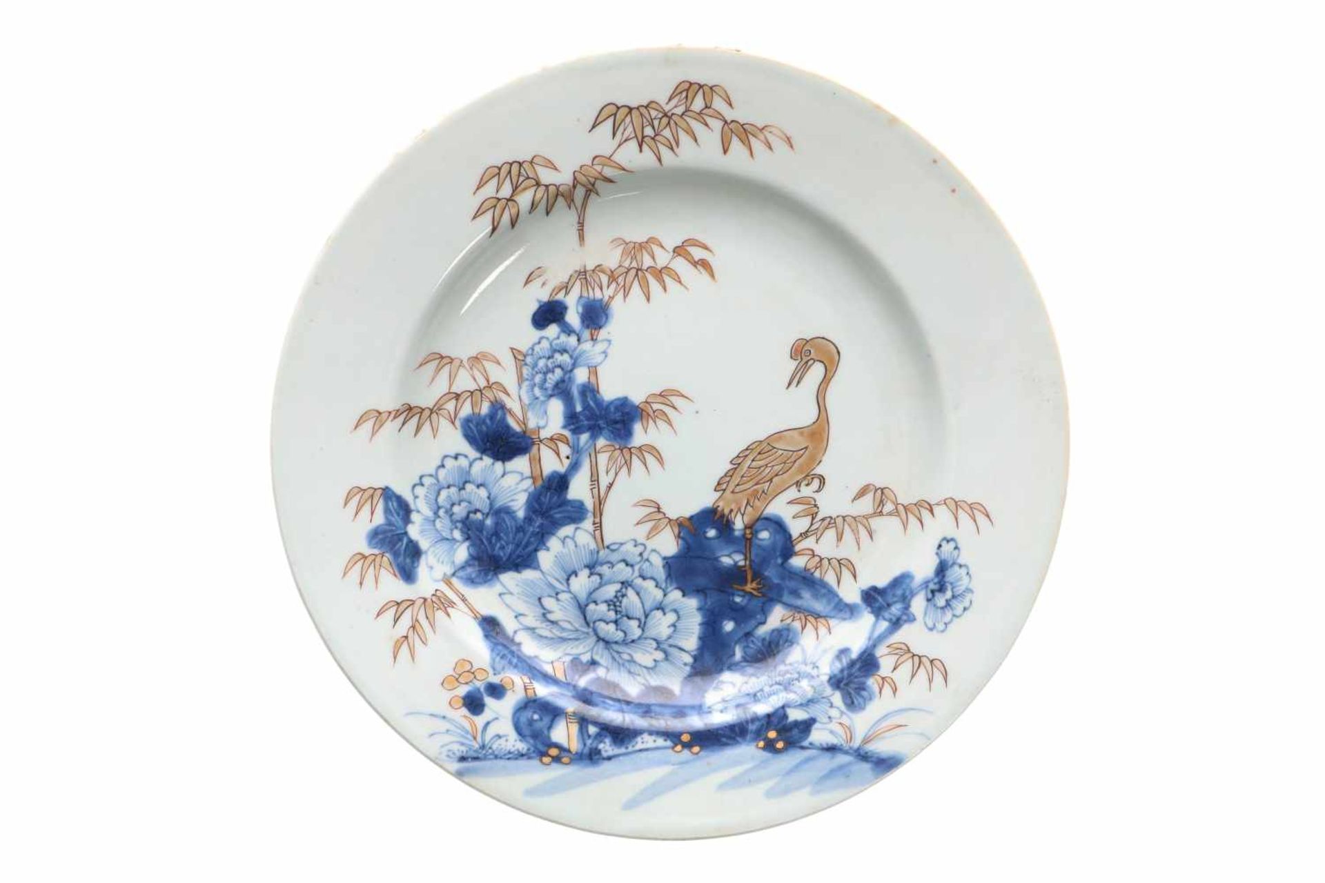 A set of four blue and white porcelain dishes with gilded decor of flowers and a crane. Unmarked. - Bild 2 aus 6
