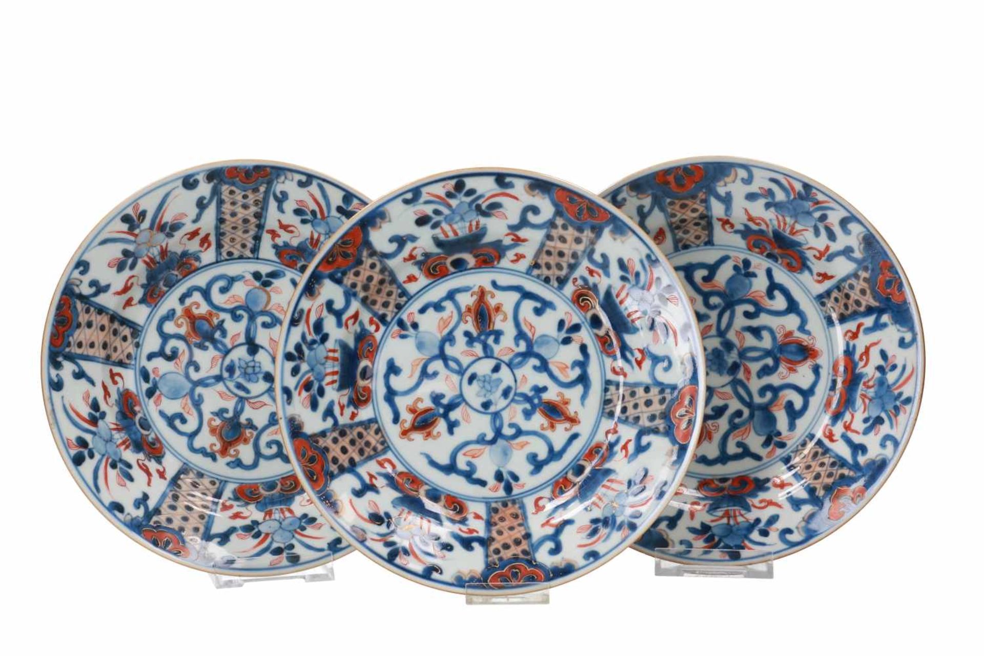 Lot of seven diverse porcelain dishes, decorated with flowers, 1) set of three Imari porcelain - Bild 2 aus 4