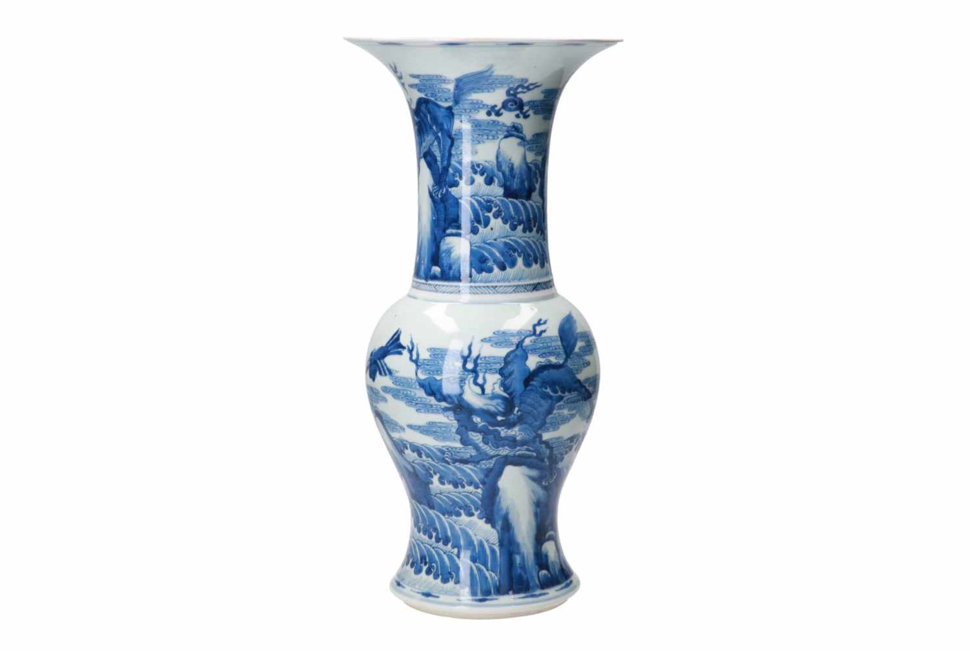 A blue and white porcelain yen yen vase, decorated with kylins and birds in an ocean landscape - Bild 2 aus 9