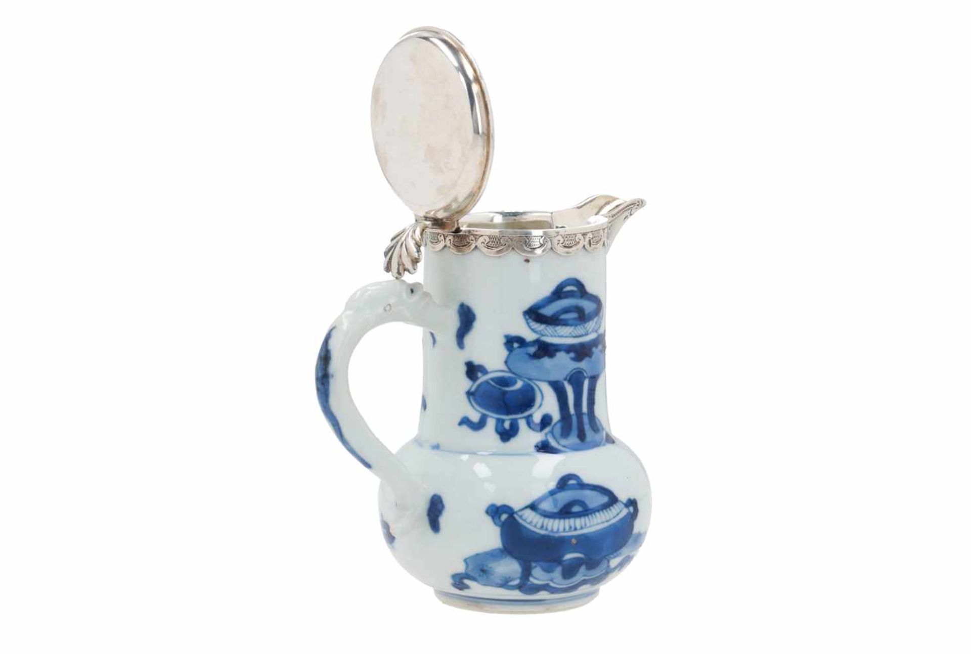A blue and white porcelain jug with silver mounting, decorated with antiquities. Unmarked. China, - Bild 3 aus 7
