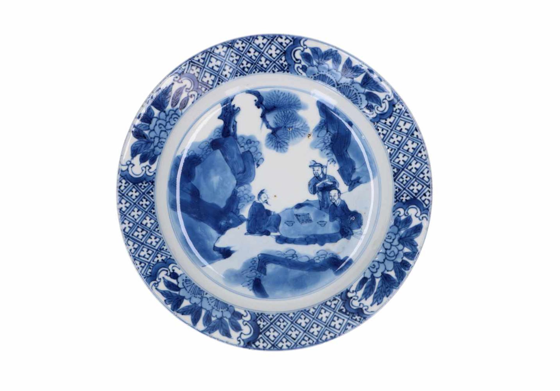 Two blue and white porcelain dishes, decorated with figures in a garden. Marked with 4-character - Bild 3 aus 11