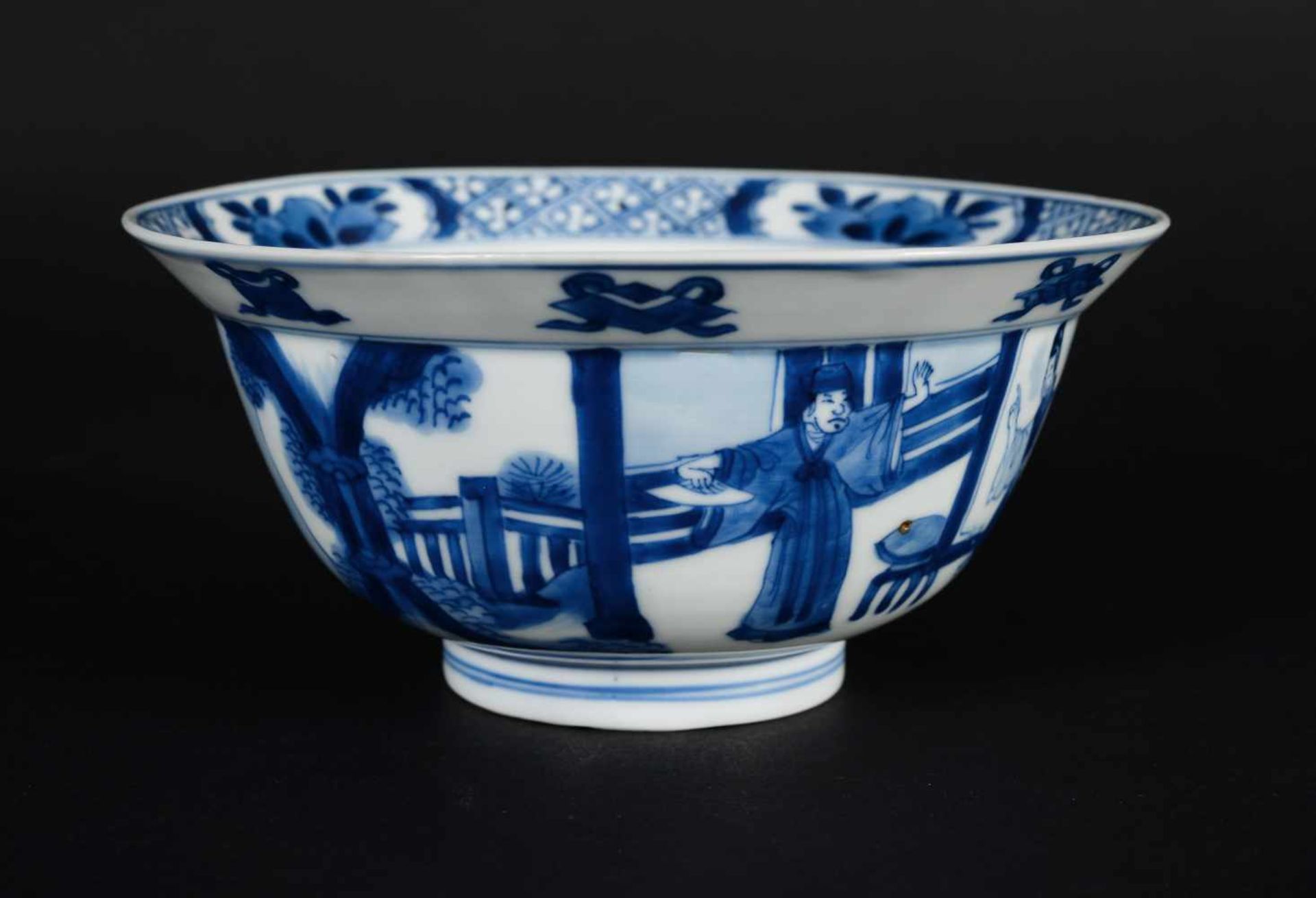 A pair of blue and white porcelain bowls, decorated with figures on a terrace, little boys and - Bild 7 aus 20