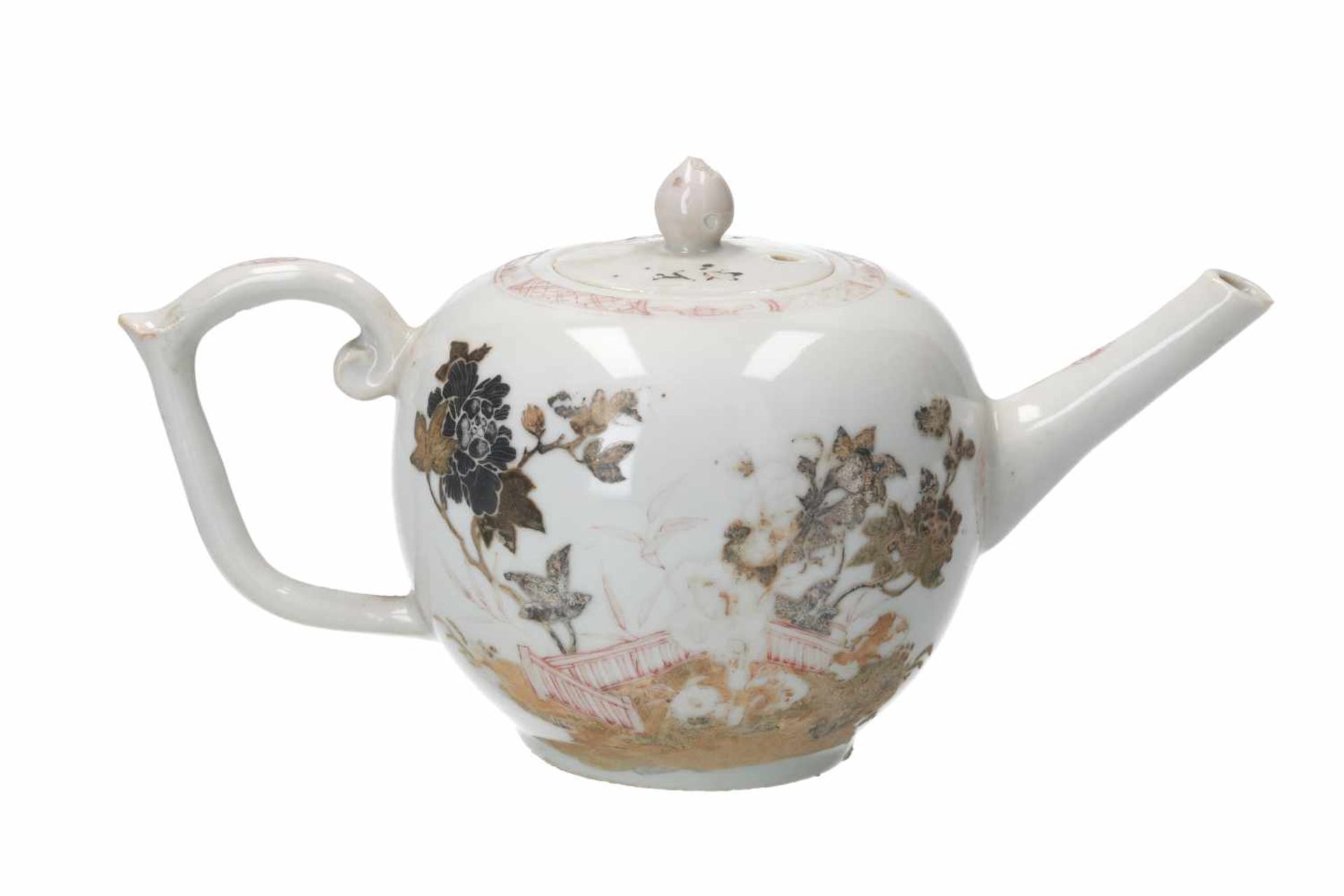 A polychrome and encre de Chine porcelain teapot, decorated with a terrace and flowers. Unmarked. - Bild 2 aus 7
