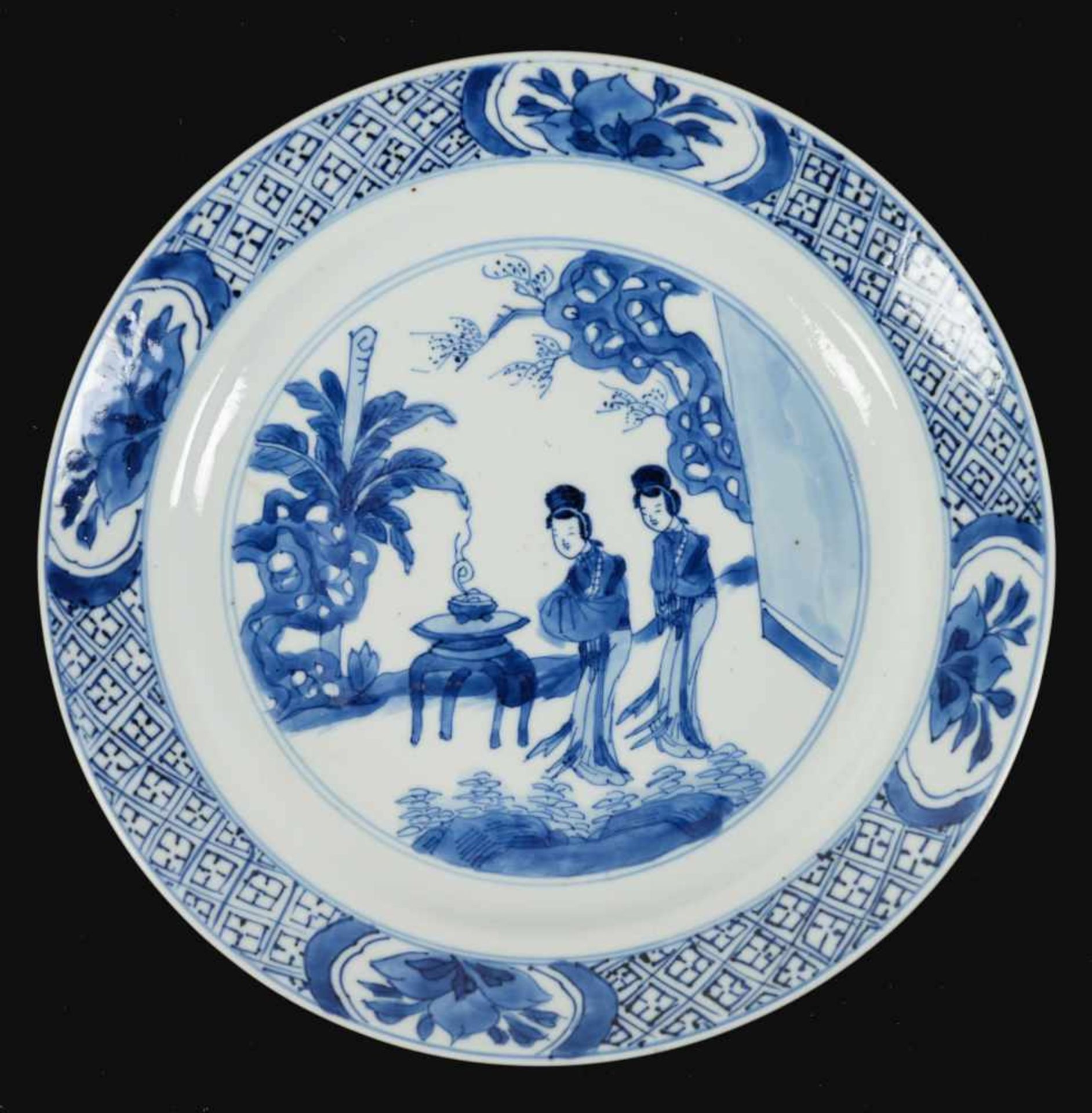 Lot of five blue and white porcelain dishes, decorated with long Elizas in a garden. Marked. - Bild 6 aus 11