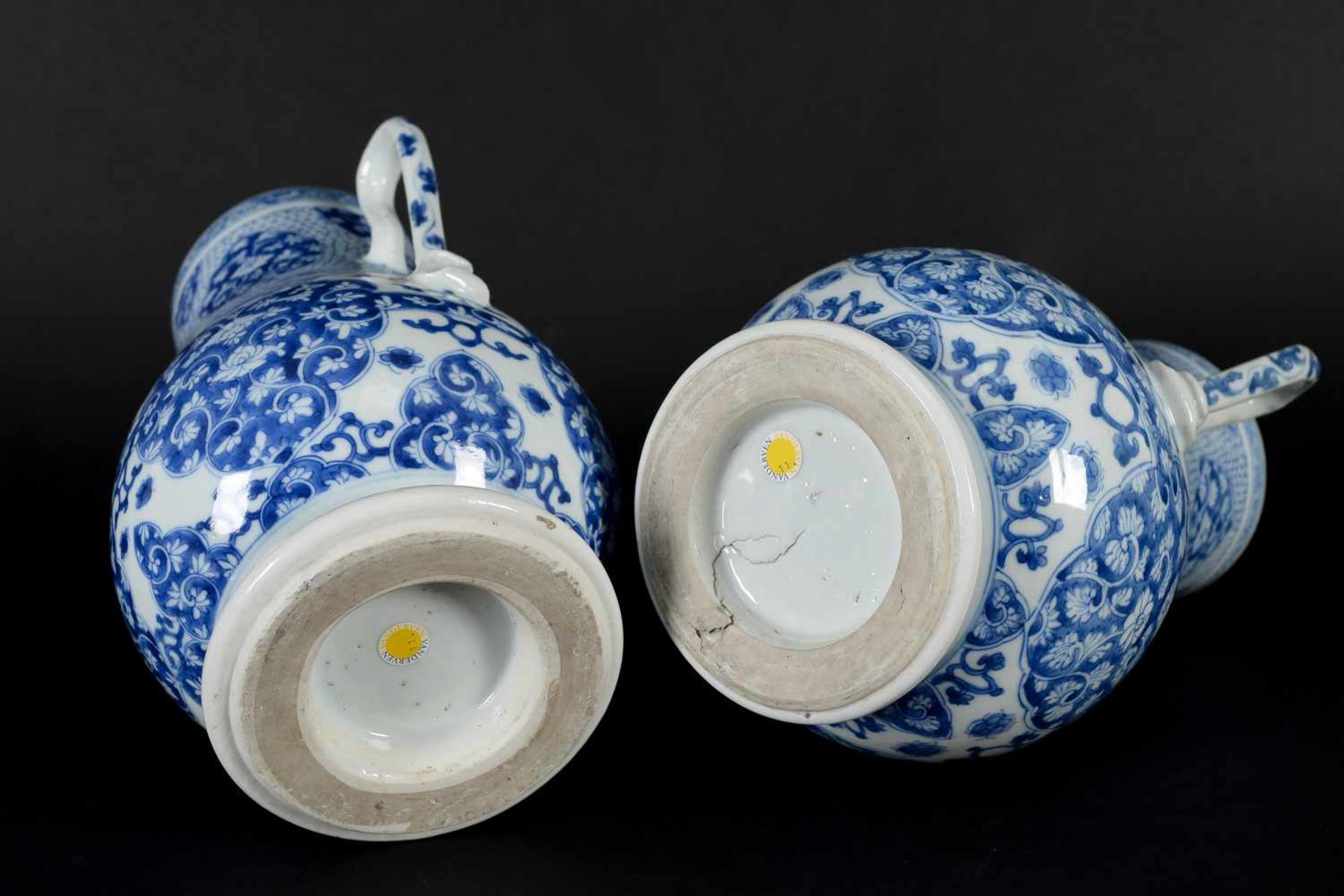 A pair of blue and white porcelain vases with two handles. Unmarked. Covers associated. China, - Bild 13 aus 13