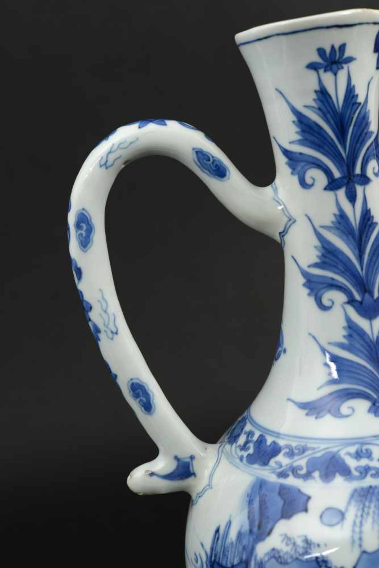 A blue and white porcelain jug, decorated with figures, a river landscape and flowers. Unmarked. - Bild 7 aus 9