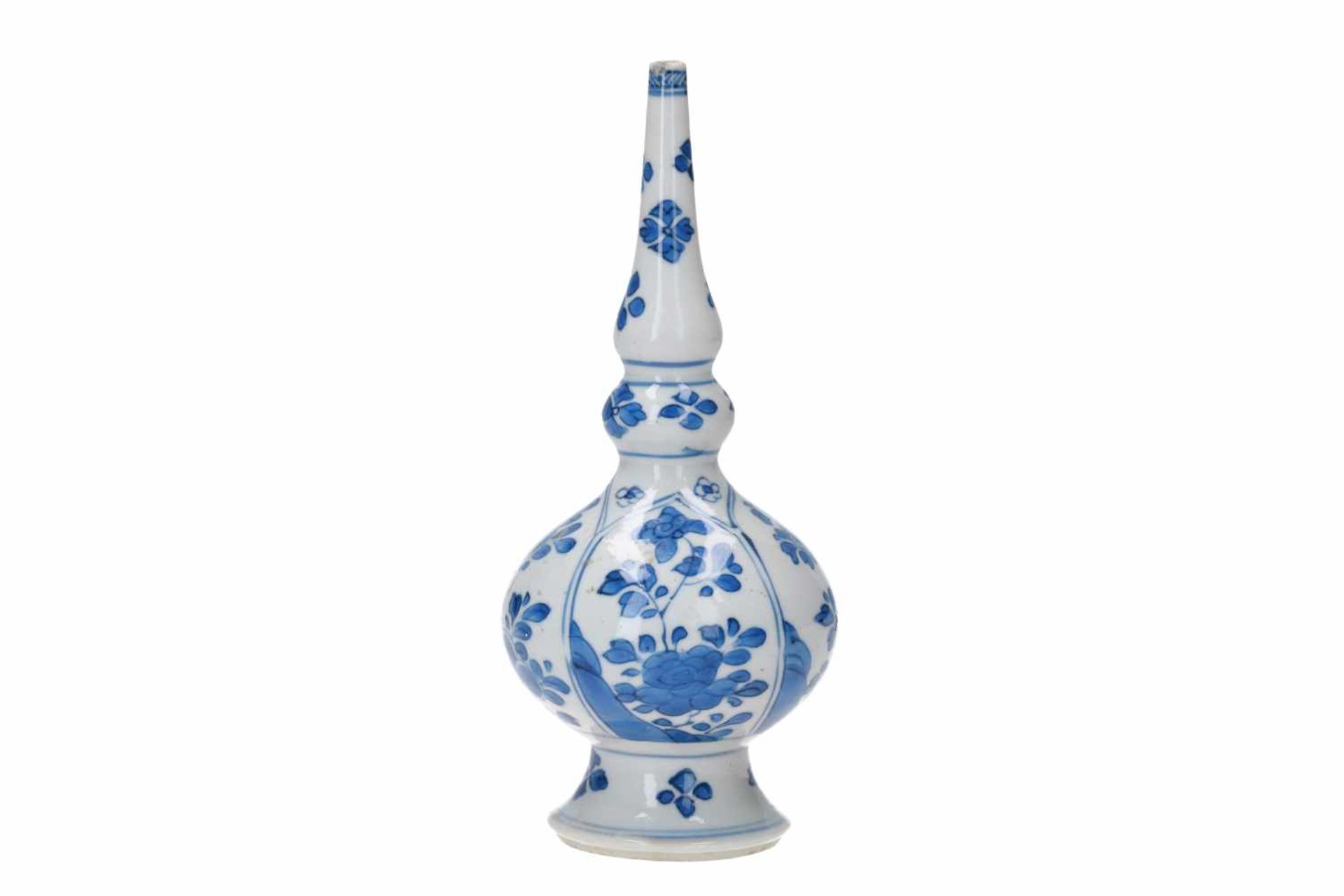 A blue and white porcelain sprinkler vase, decorated with flowers. Unmarked. China, Kangxi. - Bild 2 aus 8