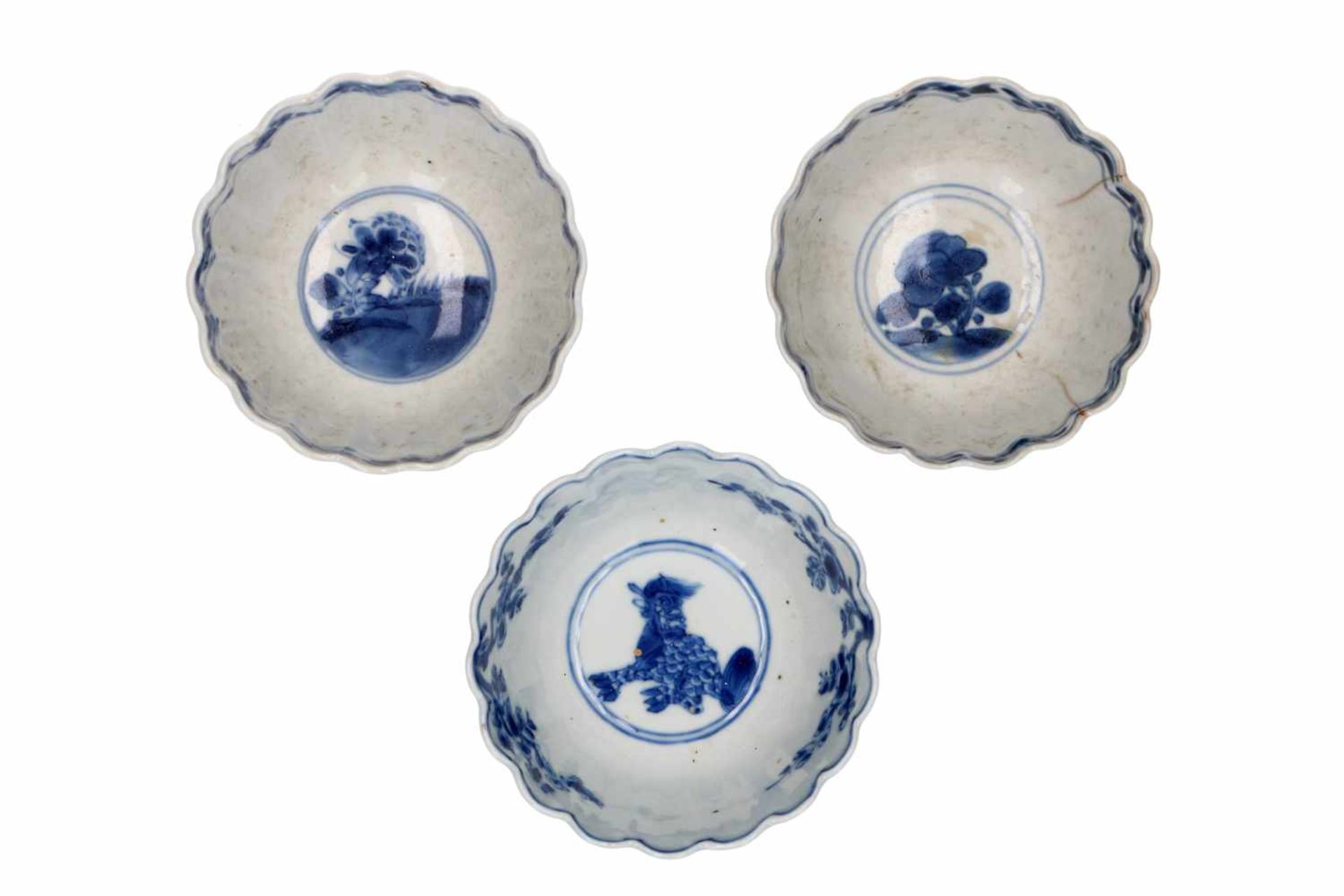 A set of nine blue and white porcelain cups with saucers, with scalloped rim, decorated with - Bild 5 aus 19