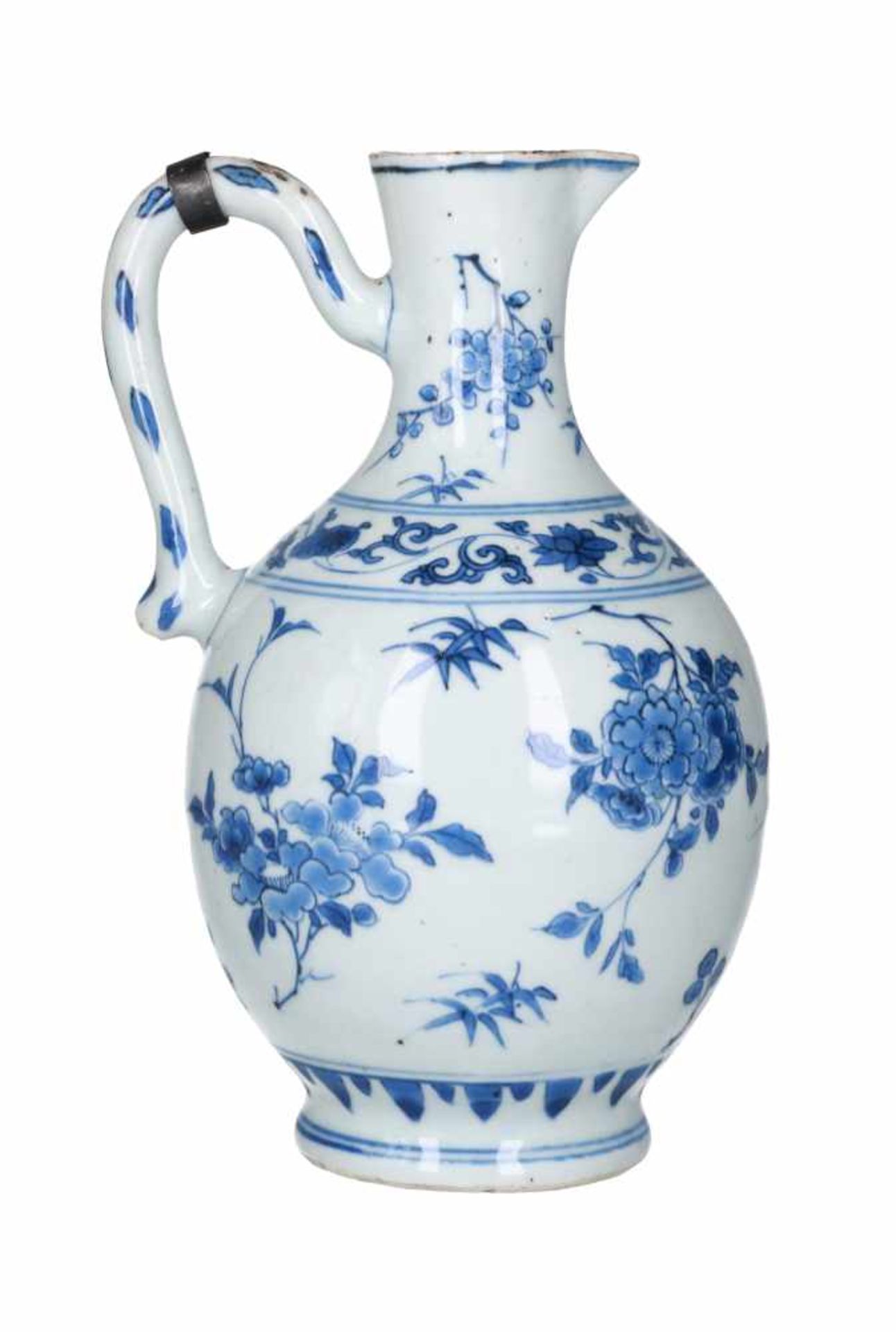 A blue and white porcelain jug with silver mounting, decorated with flowers. Unmarked. China, - Bild 3 aus 6