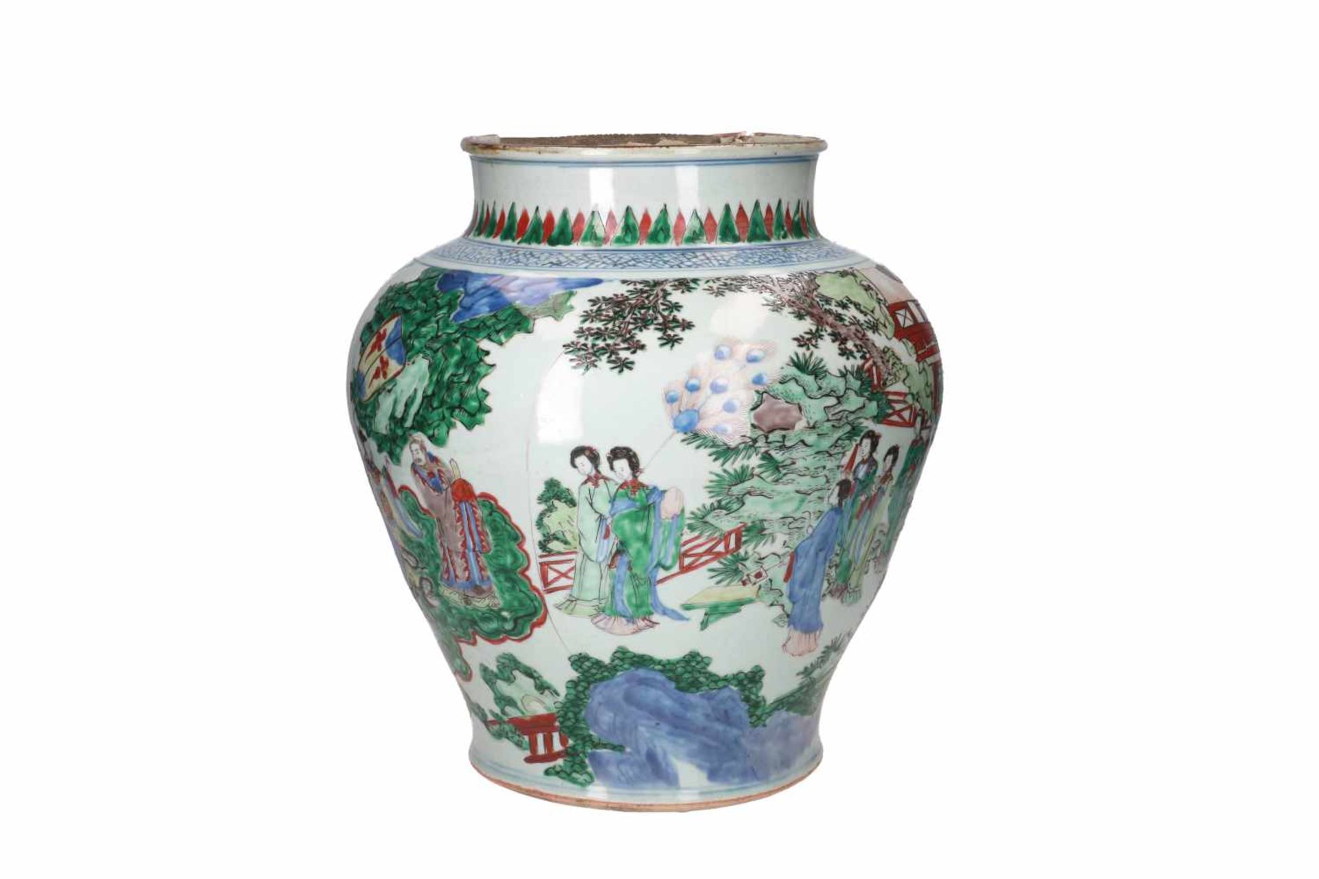 A Wucai porcelain lidded jar, decorated with a court scene. The cover with little boys and grip in - Bild 5 aus 15