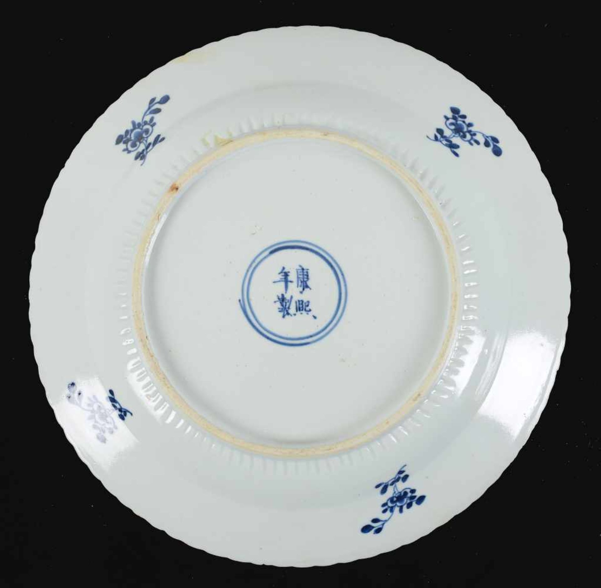 A set of three blue and white porcelain dishes, decorated with flowers. Marked with 6-character mark - Bild 9 aus 9