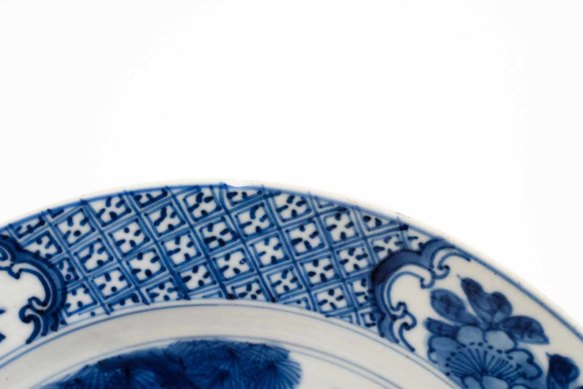 Two blue and white porcelain dishes, decorated with figures in a garden. Marked with 4-character - Bild 11 aus 11
