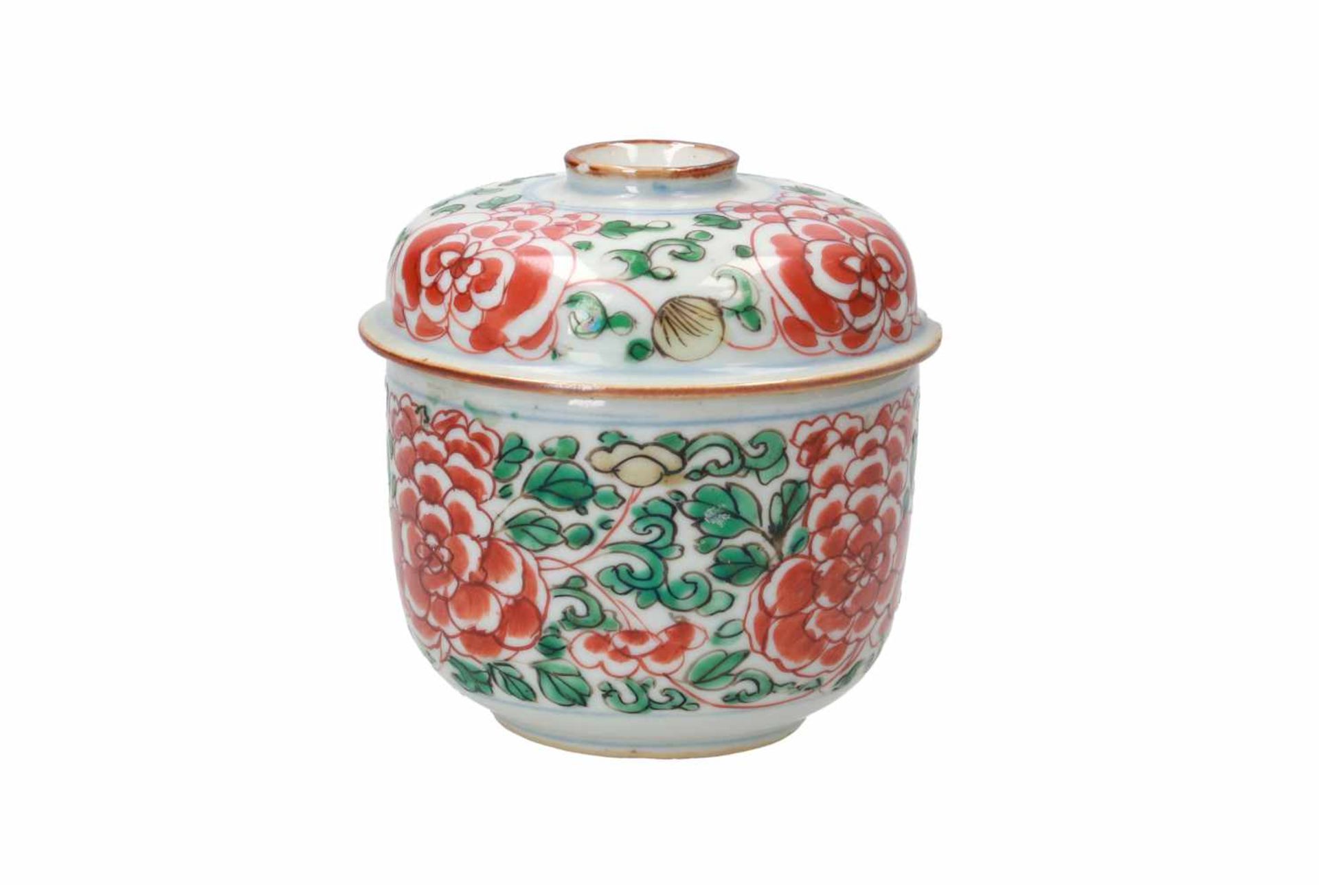 A polychrome porcelain lidded jar, decorated with leaves and flowers. Unmarked. China, Qianlong. - Bild 2 aus 5