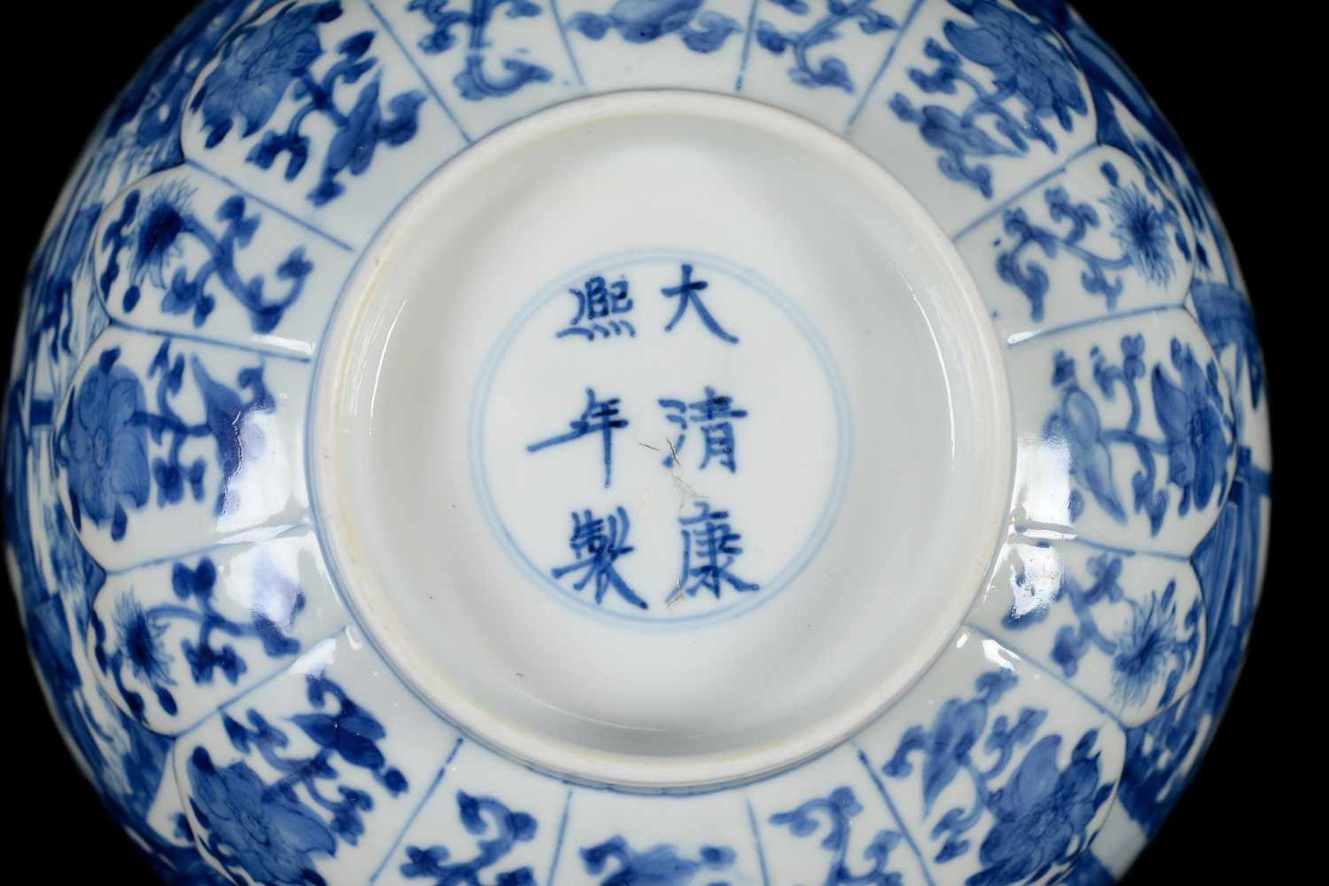 A blue and white porcelain bowl with scalloped rim, decorated with ladies in a garden and flowers. - Bild 12 aus 12